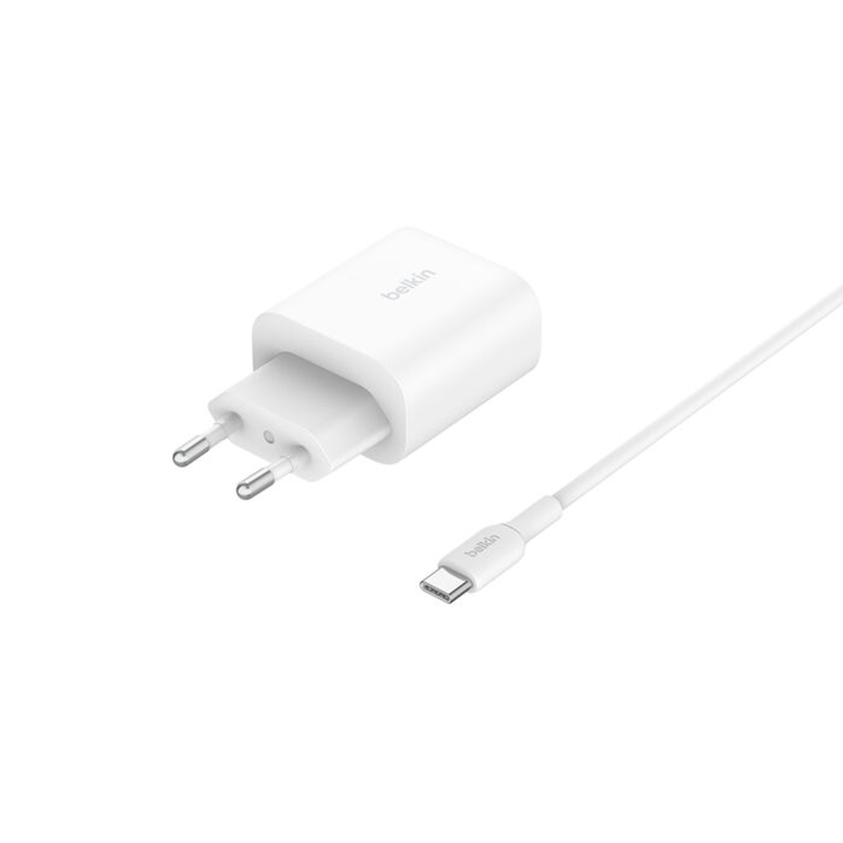 Caricatore Belkin bianco con due spine e un cavo bianco collegato con connettore USB-C.