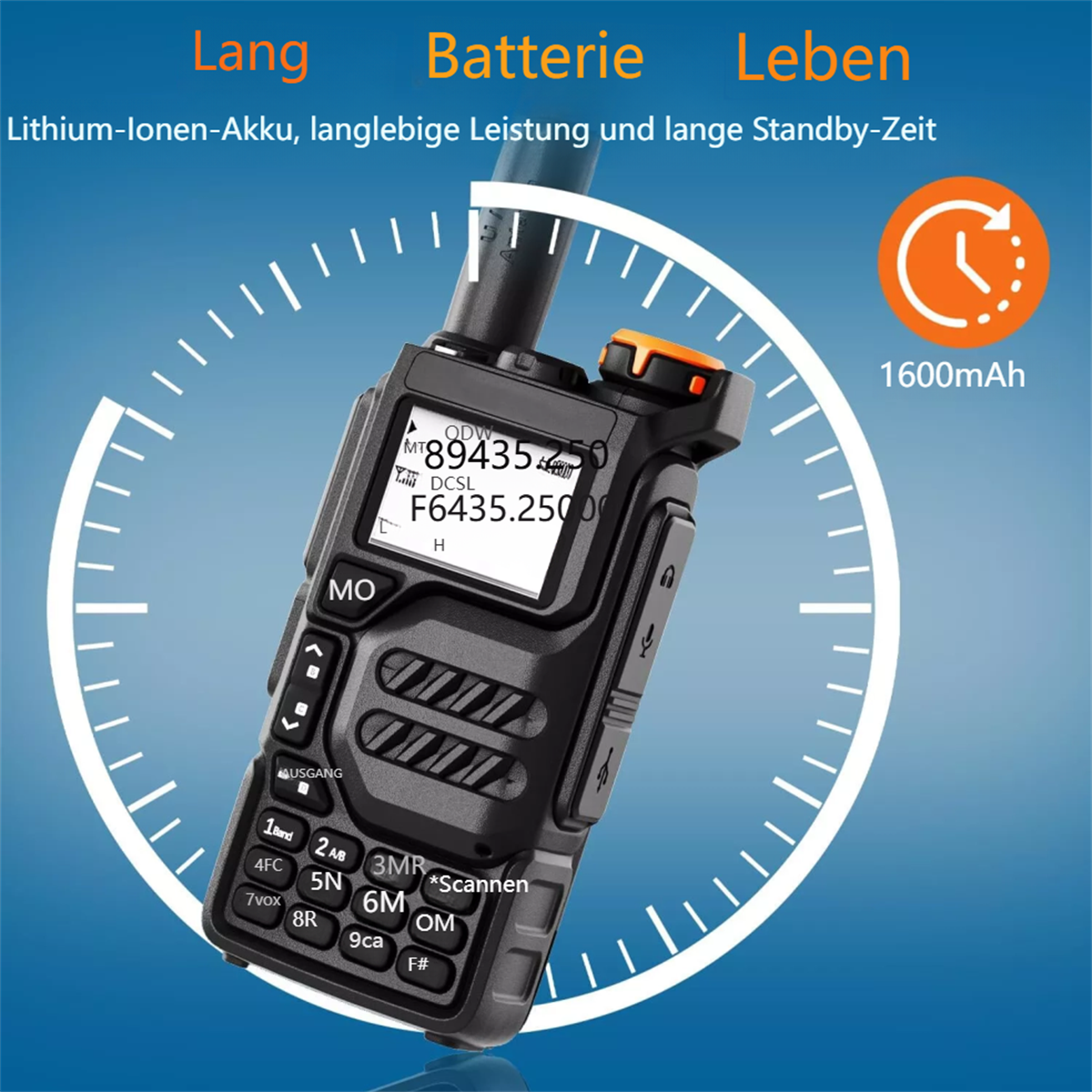 Ein schwarzes Walkie-Talkie mit Bildschirm zeigt Text an. Text auf Deutsch und ein Akku-Symbol.