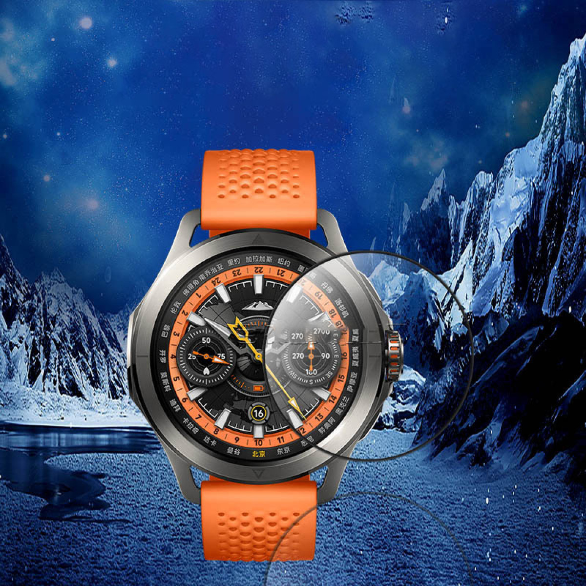 Eine Smartwatch mit orangefarbenem Armband. Berge und Schnee sind im Hintergrund, mit einer Lupe darüber.