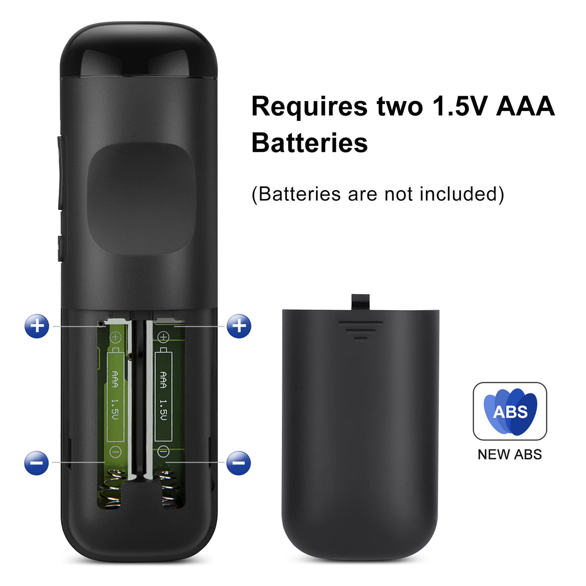 Die Rückseite einer Fernbedienung, die das offene Batteriefach mit Batterien im Inneren zeigt. Ein separater Batteriedeckel ist sichtbar.