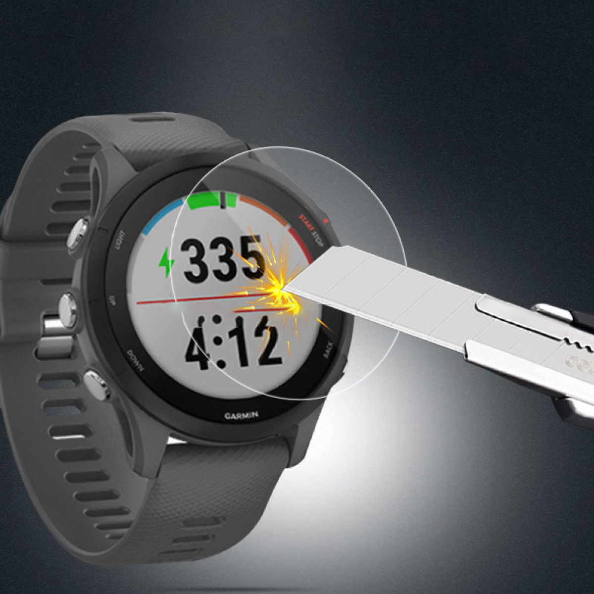 Eine Smartwatch mit Displayschutz und ein Messer, das den Schutz schneidet. Der Hintergrund ist grau.