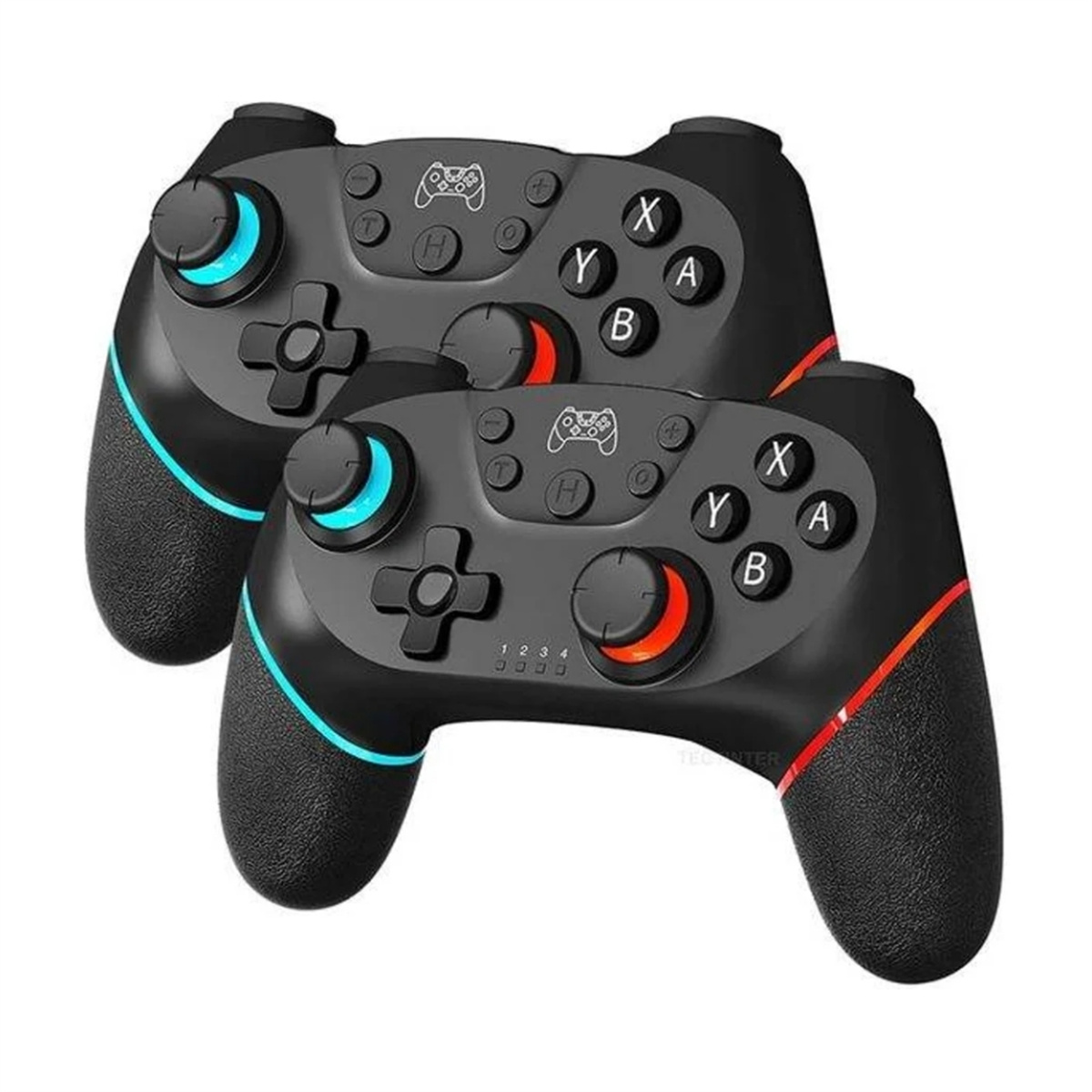 Das Bild zeigt zwei schwarze Gamepads mit blauen und roten Akzenten vor einem weißen Hintergrund.