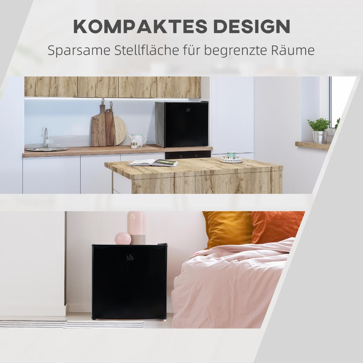 Ein schwarzer Mini-Kühlschrank wird in einer Küche und einem Raum gezeigt. Er hat eine Holzplatte und steht neben einer Küchentheke.