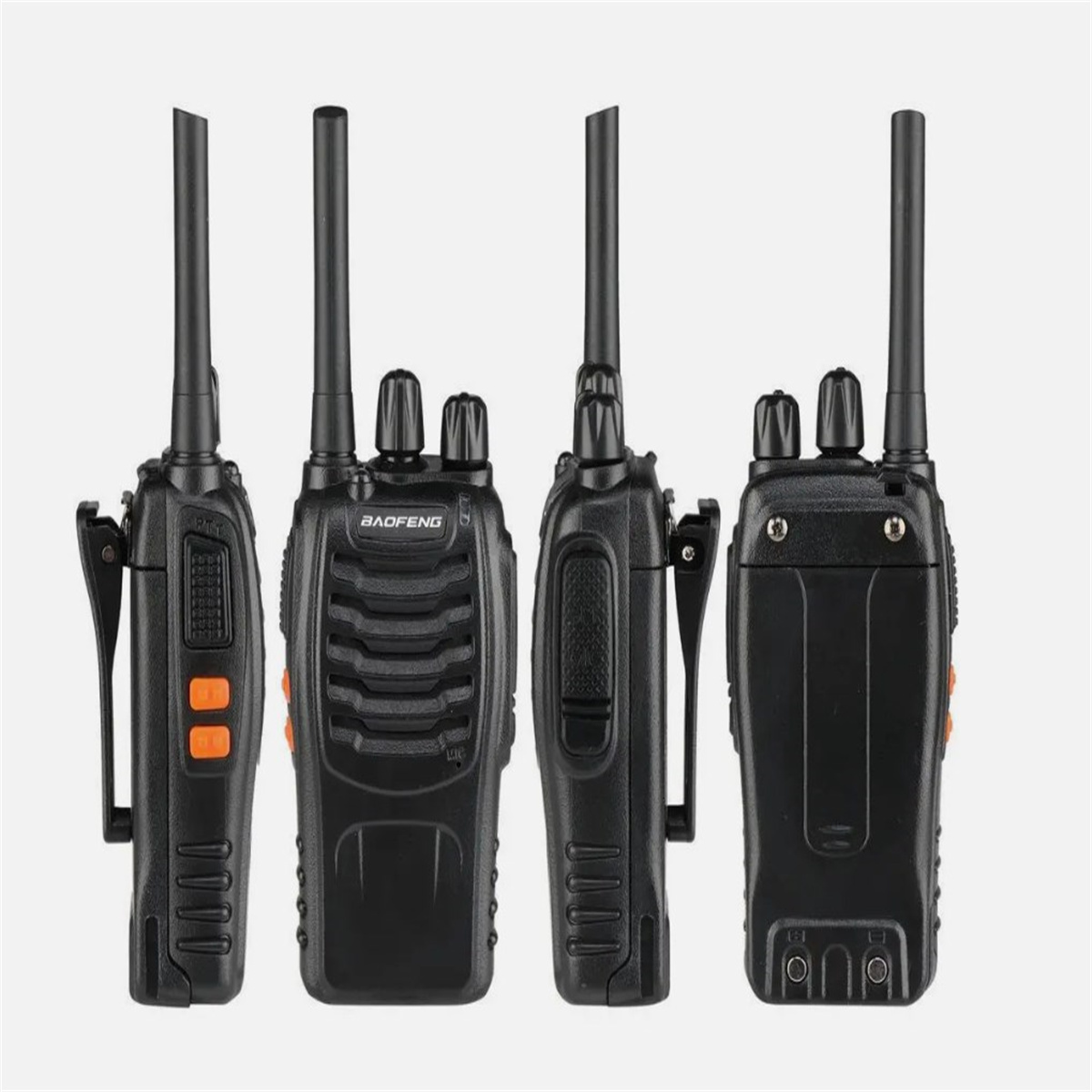 Vier schwarze Walkie-Talkies mit Antennen. Vorder-, Seiten- und Rückansichten werden gezeigt. Orangefarbene Knöpfe sind sichtbar.