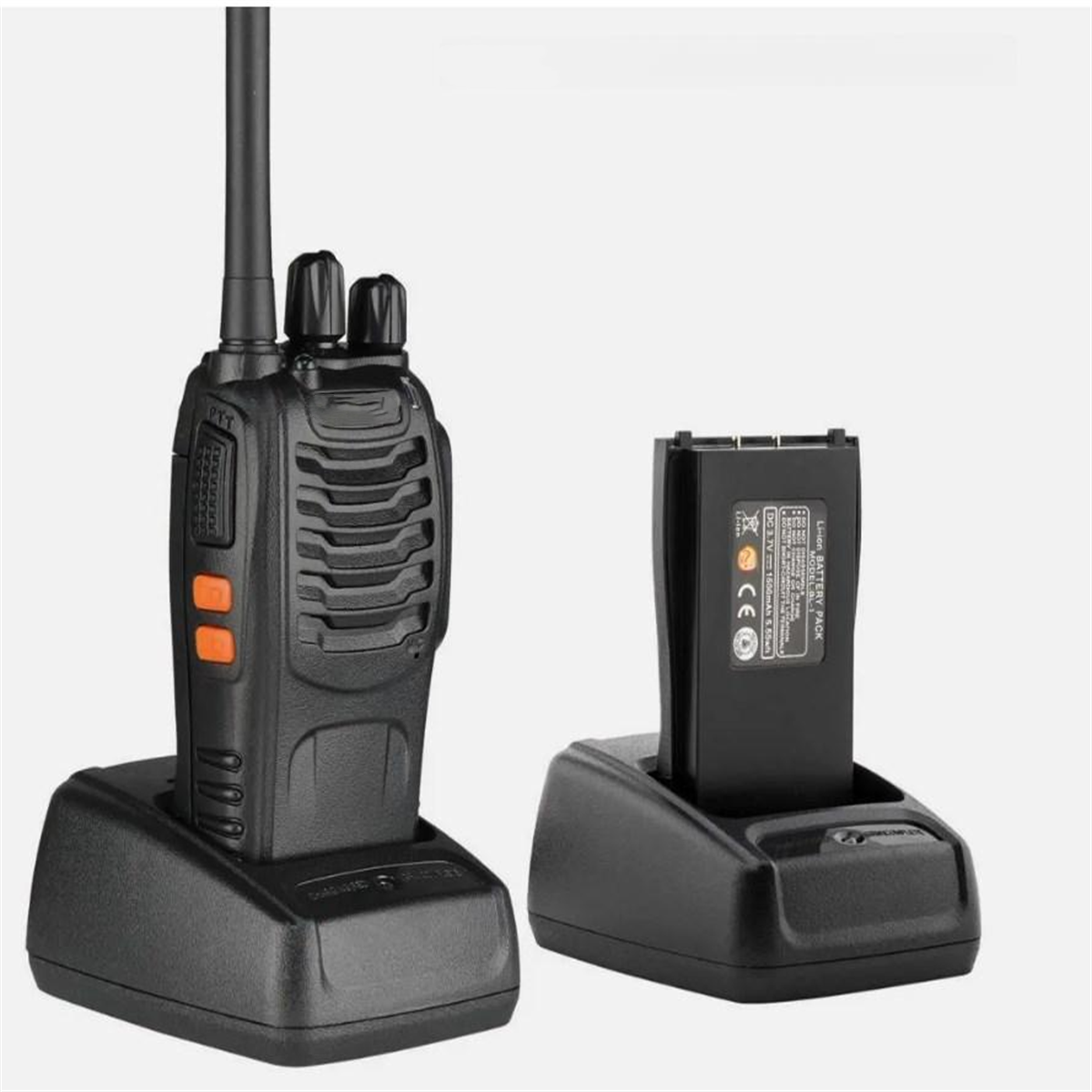 Ein schwarzes Walkie-Talkie und ein Ladegerät. Ein Akku befindet sich im Ladegerät.