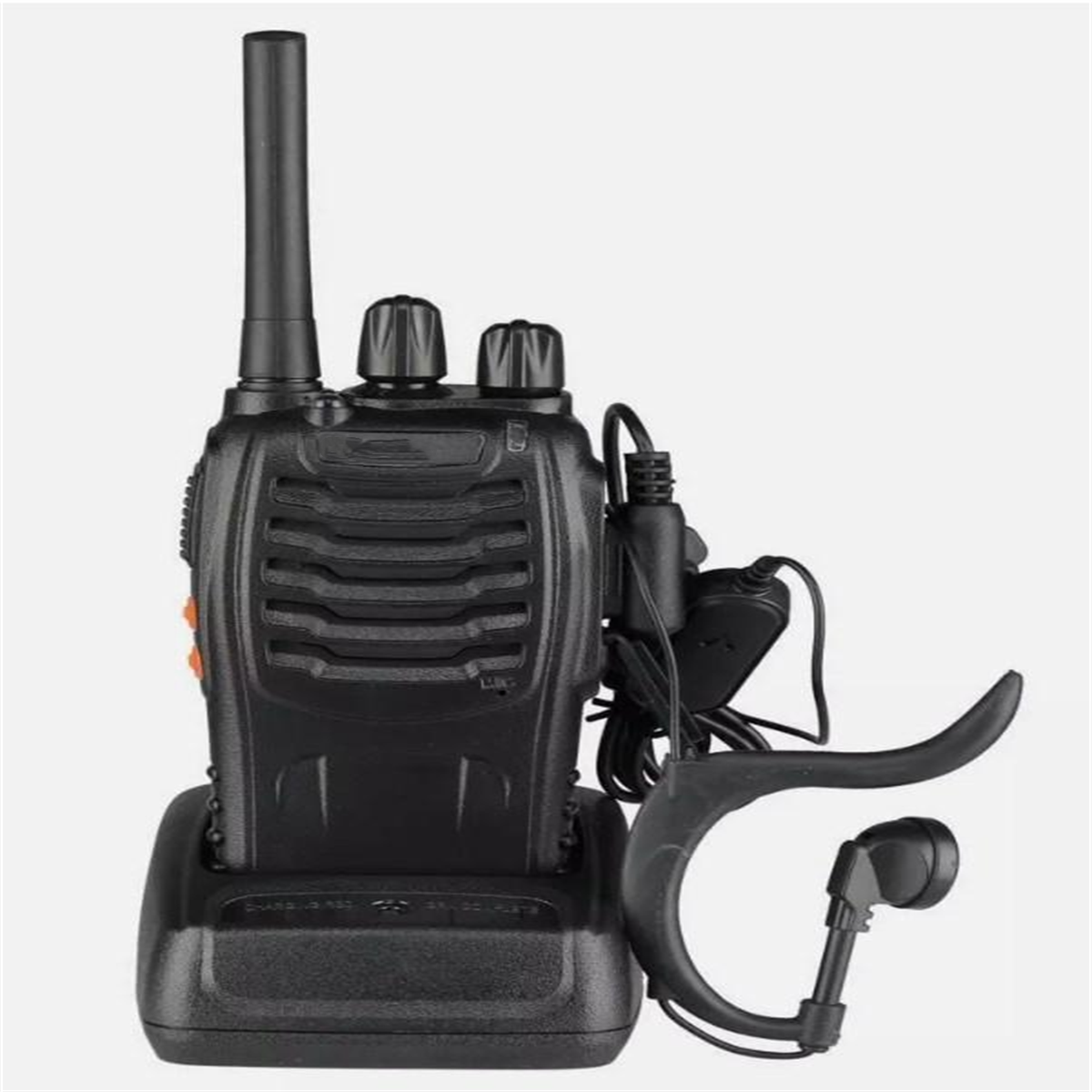 Ein schwarzes Walkie-Talkie mit Ohrhörer und Ladestation. Der Ohrhörer ist über ein Kabel verbunden.