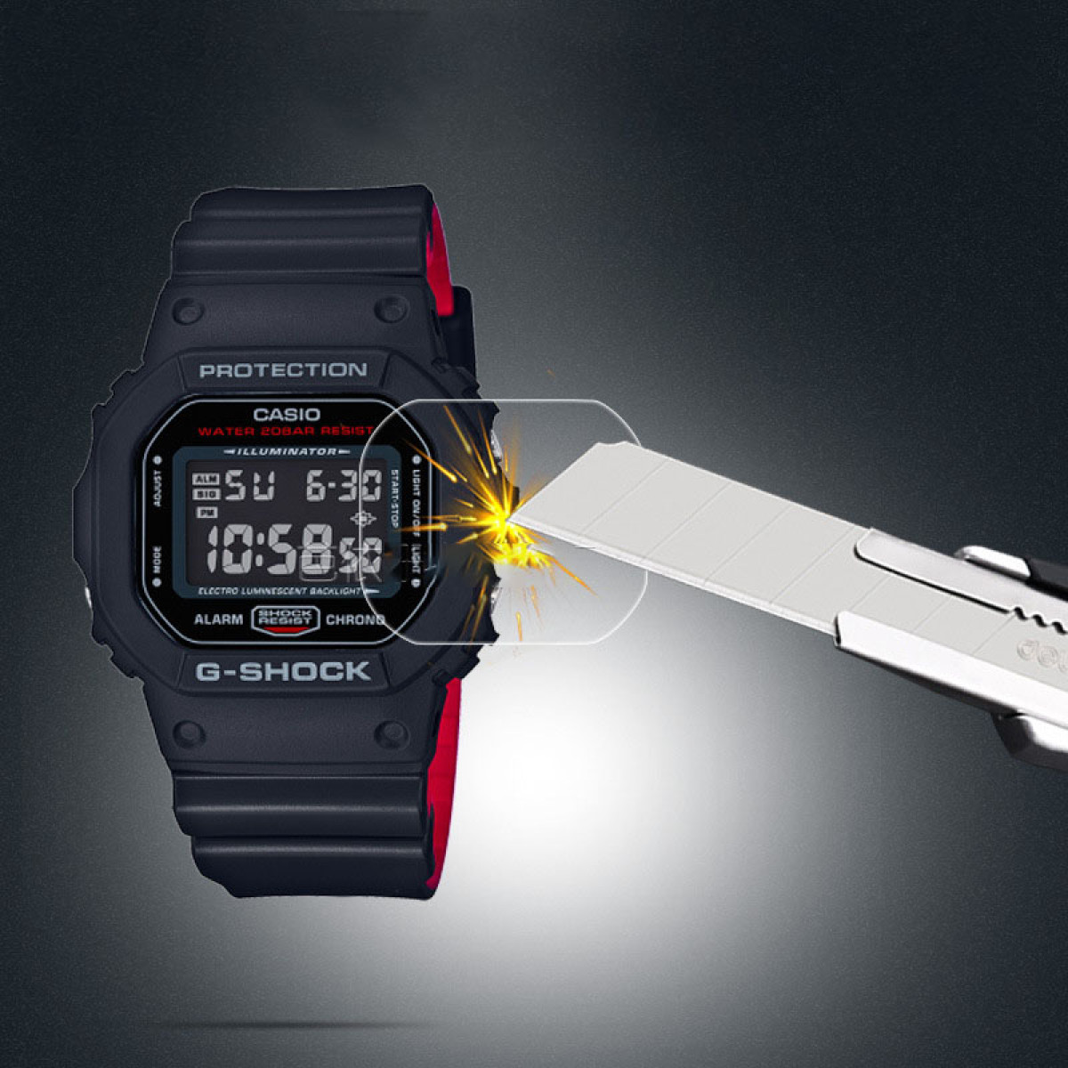 Eine schwarze G-Shock-Uhr wird mit einem Teppichmesser zerkratzt. Die Uhr hat ein digitales Display.