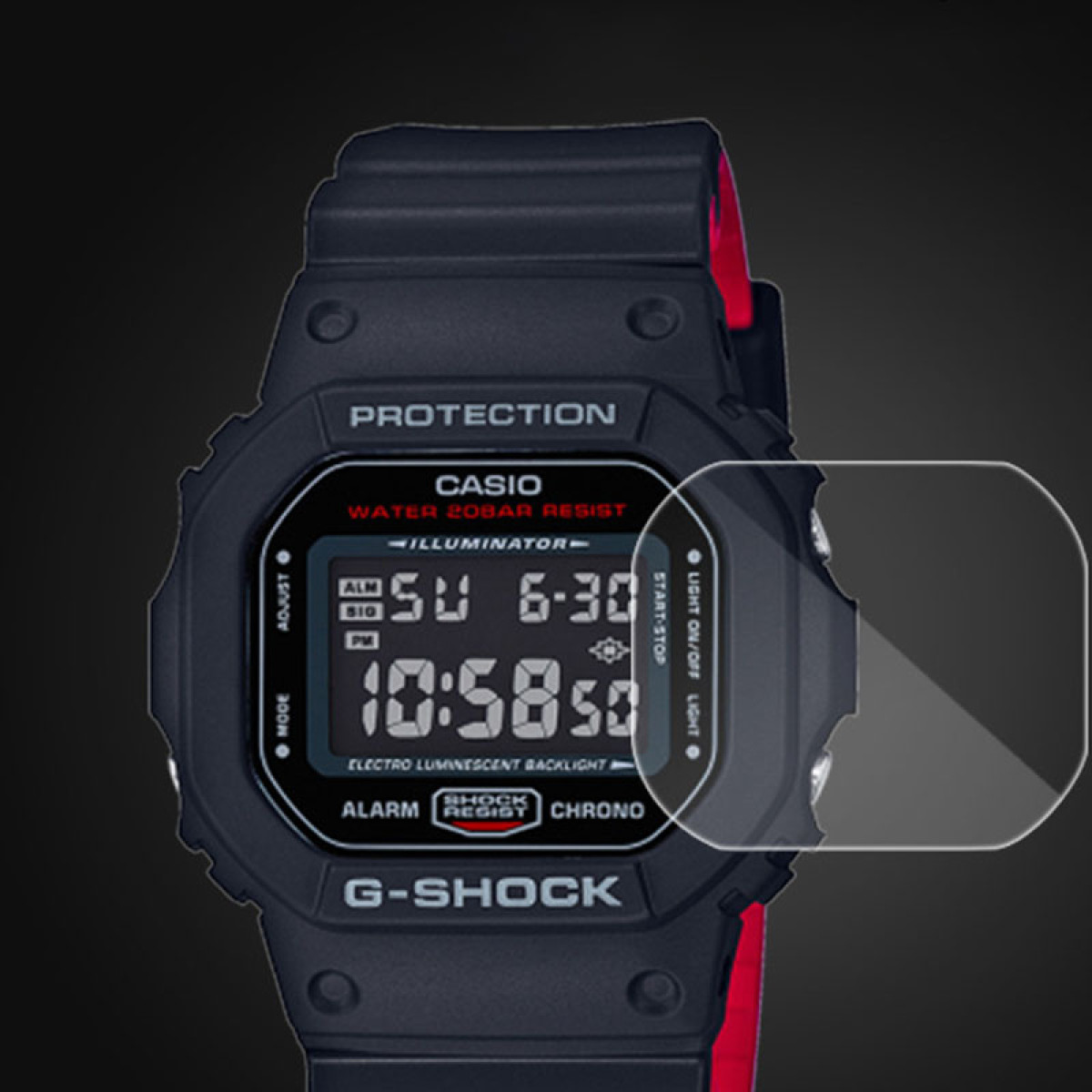 Eine G-Shock-Uhr mit Digitalanzeige, die eine Uhrzeit anzeigt. Die Uhr ist schwarz mit roten Akzenten und einem Displayschutz.