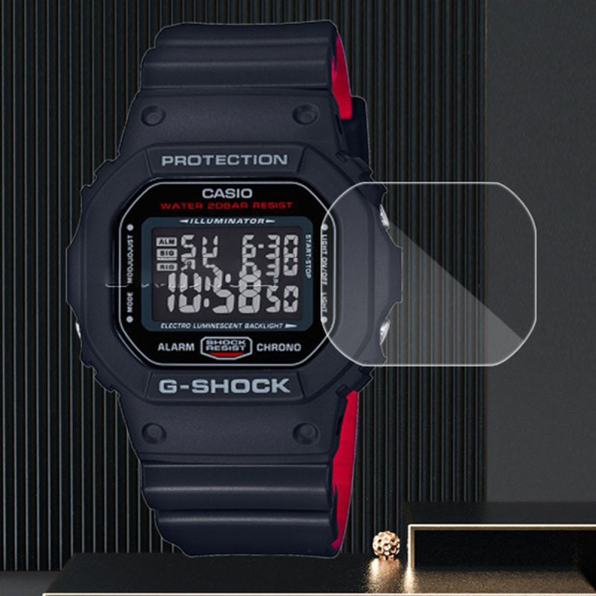 Schwarze G-Shock-Uhr mit rotem Armband. Ein Displayschutz befindet sich auf dem Zifferblatt.