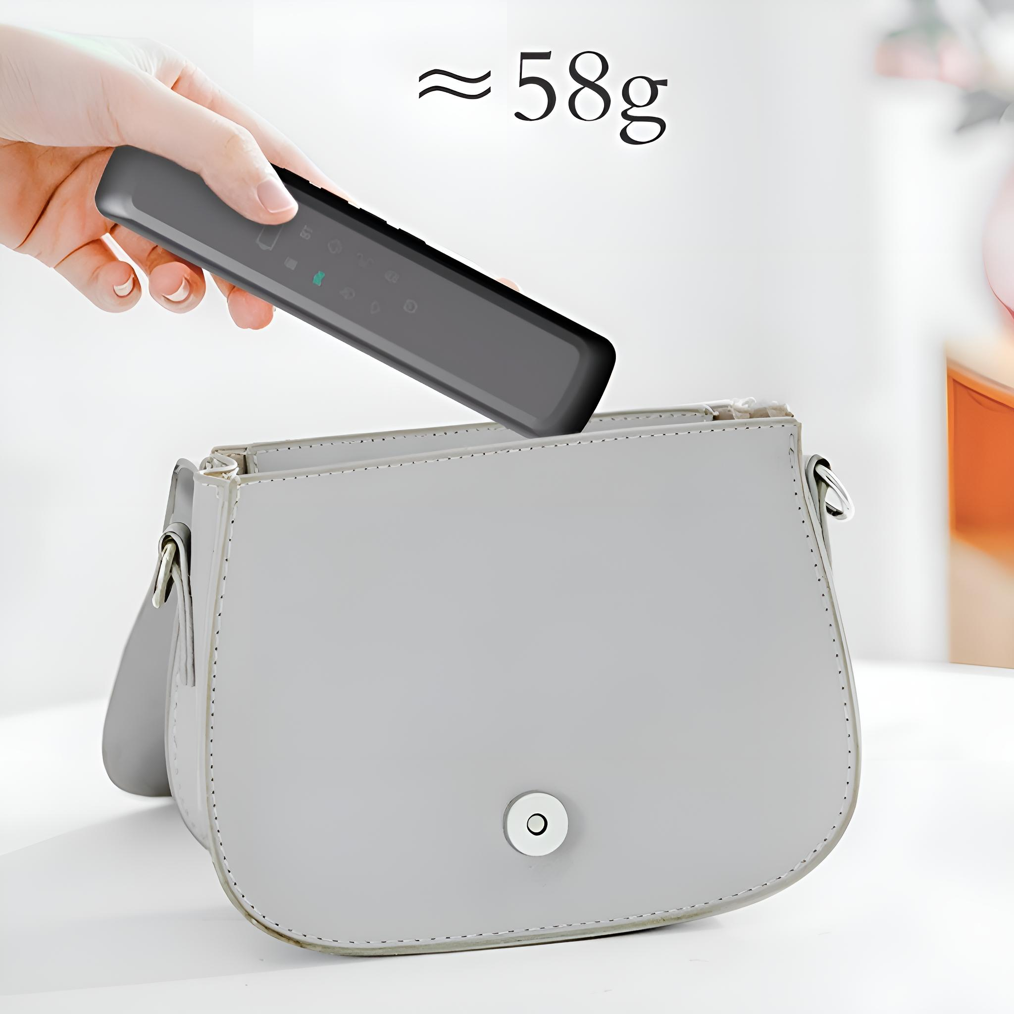 Eine kleine, schwarze Fernbedienung wird in eine graue Handtasche gelegt. Text: ca. 58g.