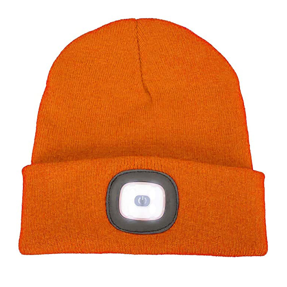 Eine orangefarbene Beanie-Mütze mit einem weißen, beleuchteten quadratischen Licht in der Mitte.