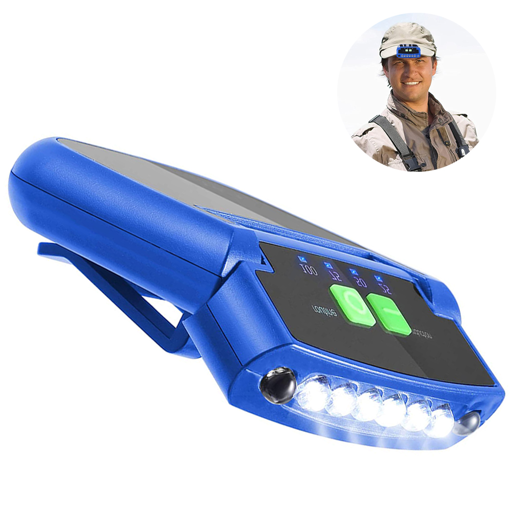 Blaue Kappenleuchte auf einem Hut. Ein Mann, der sie trägt, lächelt. Das Licht hat grüne Knöpfe und LEDs.
