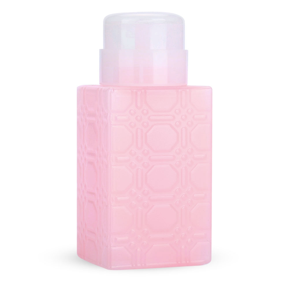 Eine rosa quadratische Flasche mit weißem Pumpkopf. Die Flasche hat ein gemustertes Design.