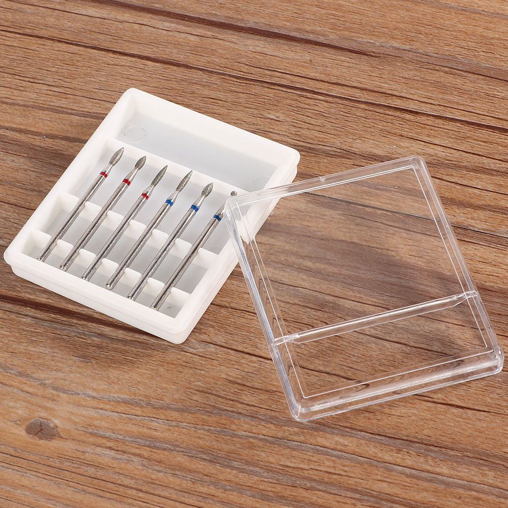 Eine weiße Box mit Nagelbohrern. Die Bits sind in verschiedenen Farben und in der Box angeordnet.