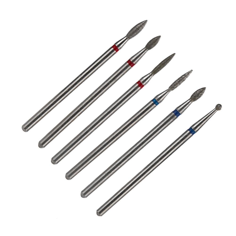 Ein Set aus sechs Nagelfräsern mit silbernen Schäften und farbigen Bändern.