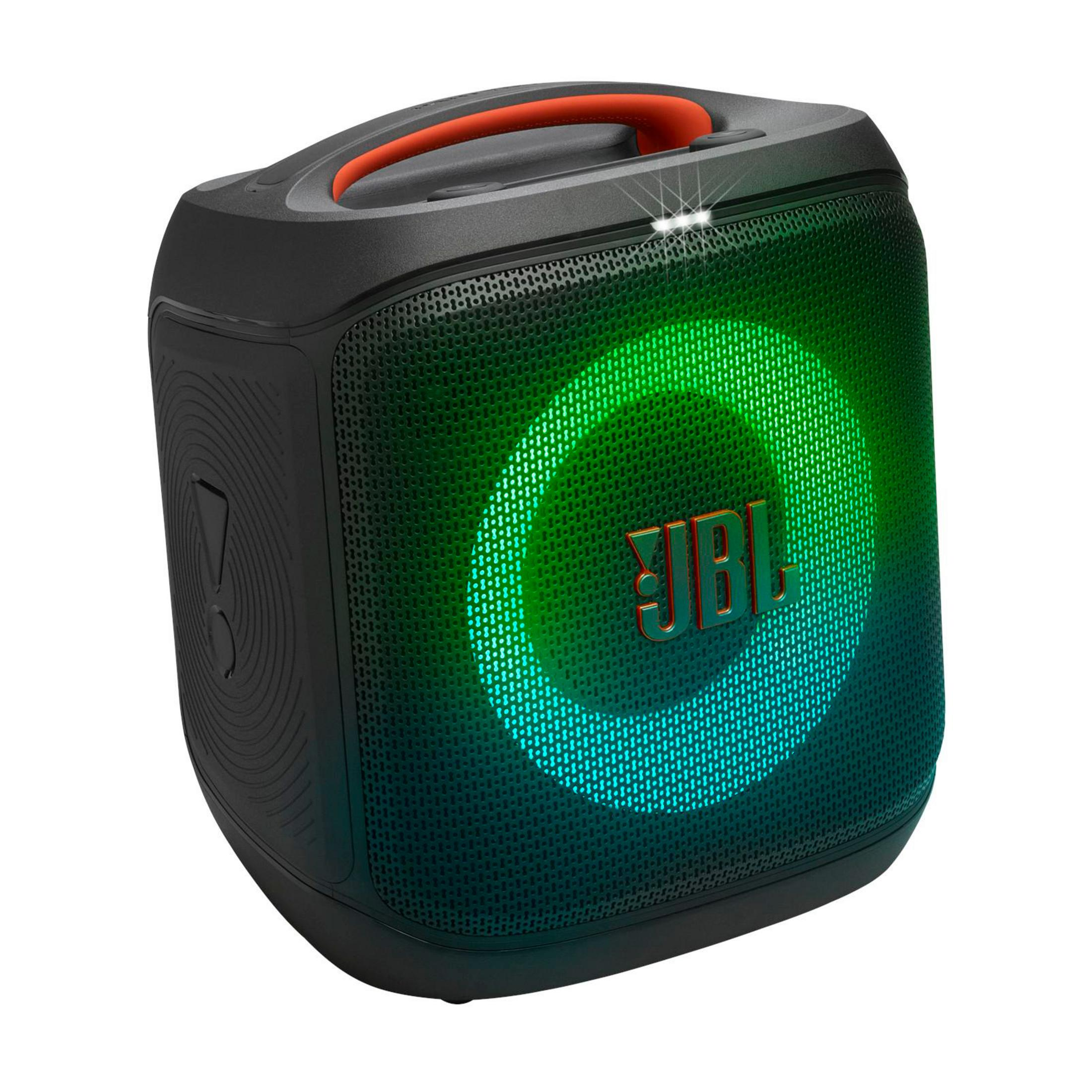 Schwarzer Lautsprecher mit grünem und blauem Lichtring. Das JBL-Logo ist in der Mitte. Oberer Griff ist orange.