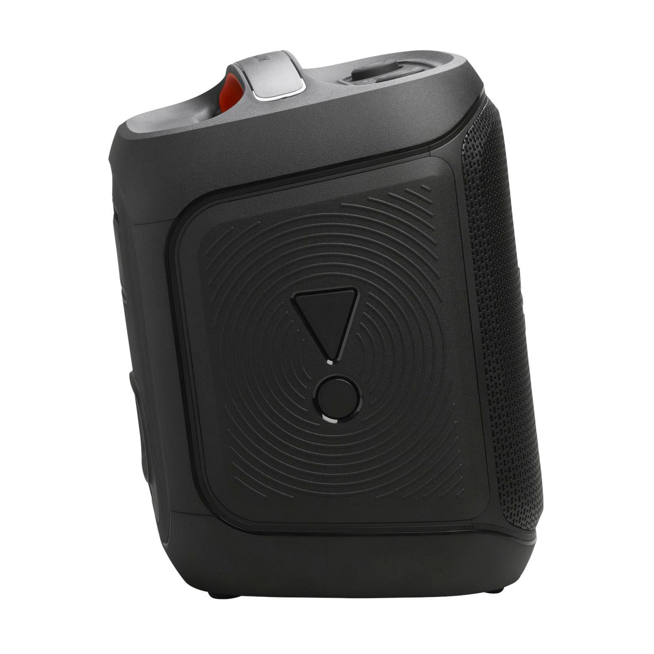 Schwarzer Lautsprecher, schräge Ansicht. Er hat eine strukturierte Platte und ein JBL-Logo. Der Griff ist orange.
