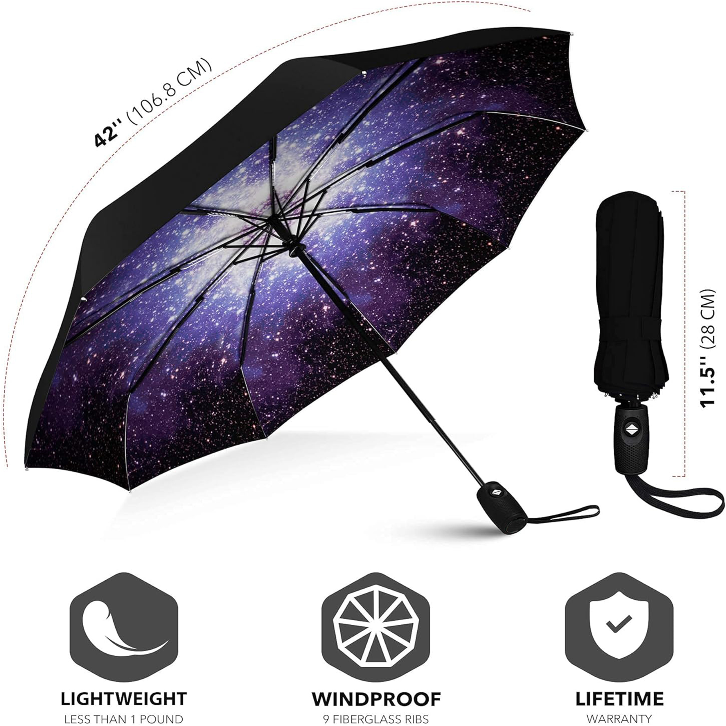Ein schwarzer Regenschirm mit Galaxien-Design. Der Regenschirm ist geöffnet, Abmessungen werden gezeigt.