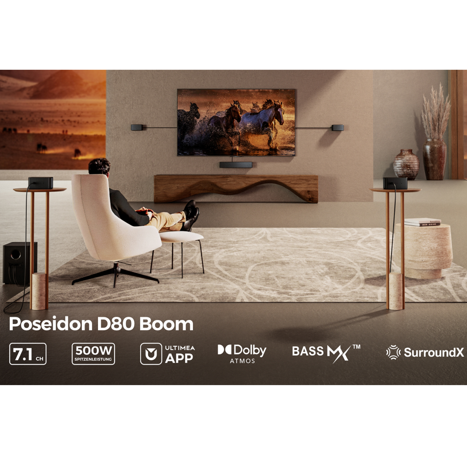 Ein Wohnzimmer mit Fernseher, Lautsprechern und einer Person, die in einem Stuhl sitzt. Text: Poseidon D80 Boom, 7.1 CH.