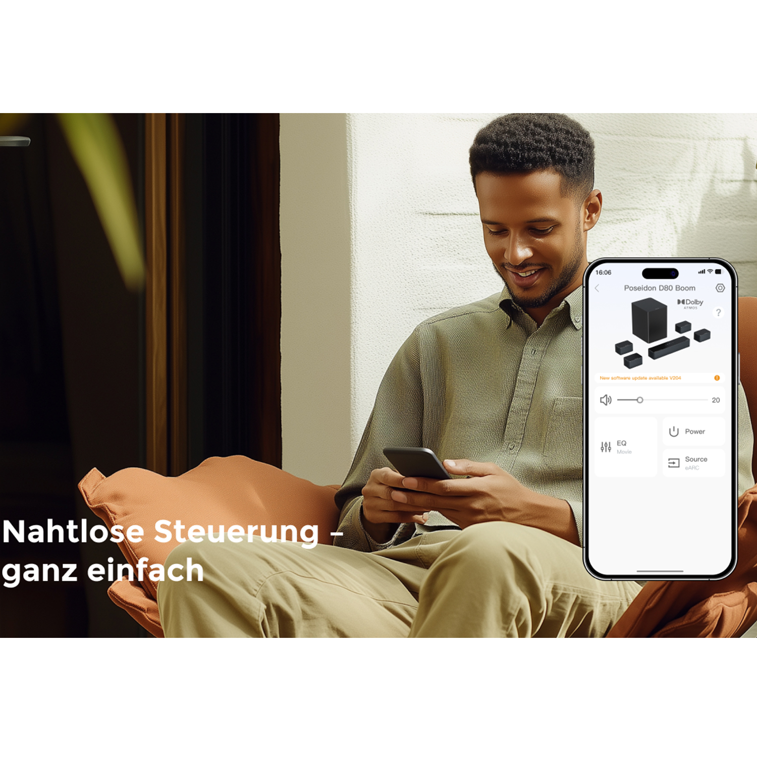 Ein Mann sitzt auf einem Sofa und hält ein Telefon. Ein Telefonbildschirm zeigt eine App-Oberfläche.