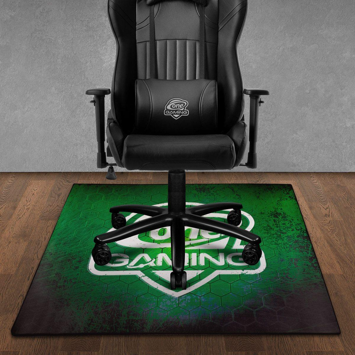 Gaming-Stuhl, Gaming-Schreibtisch und Gaming-Matte mit dem 'one gaming'-Logo auf einem Holzboden.