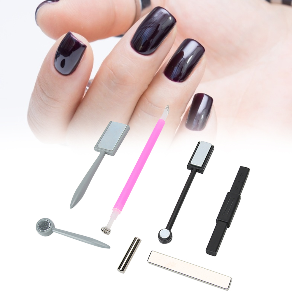 Verschiedene Nagelkunstwerkzeuge und polierte Nägel, einschließlich eines Magneten und eines Dotting-Tools.