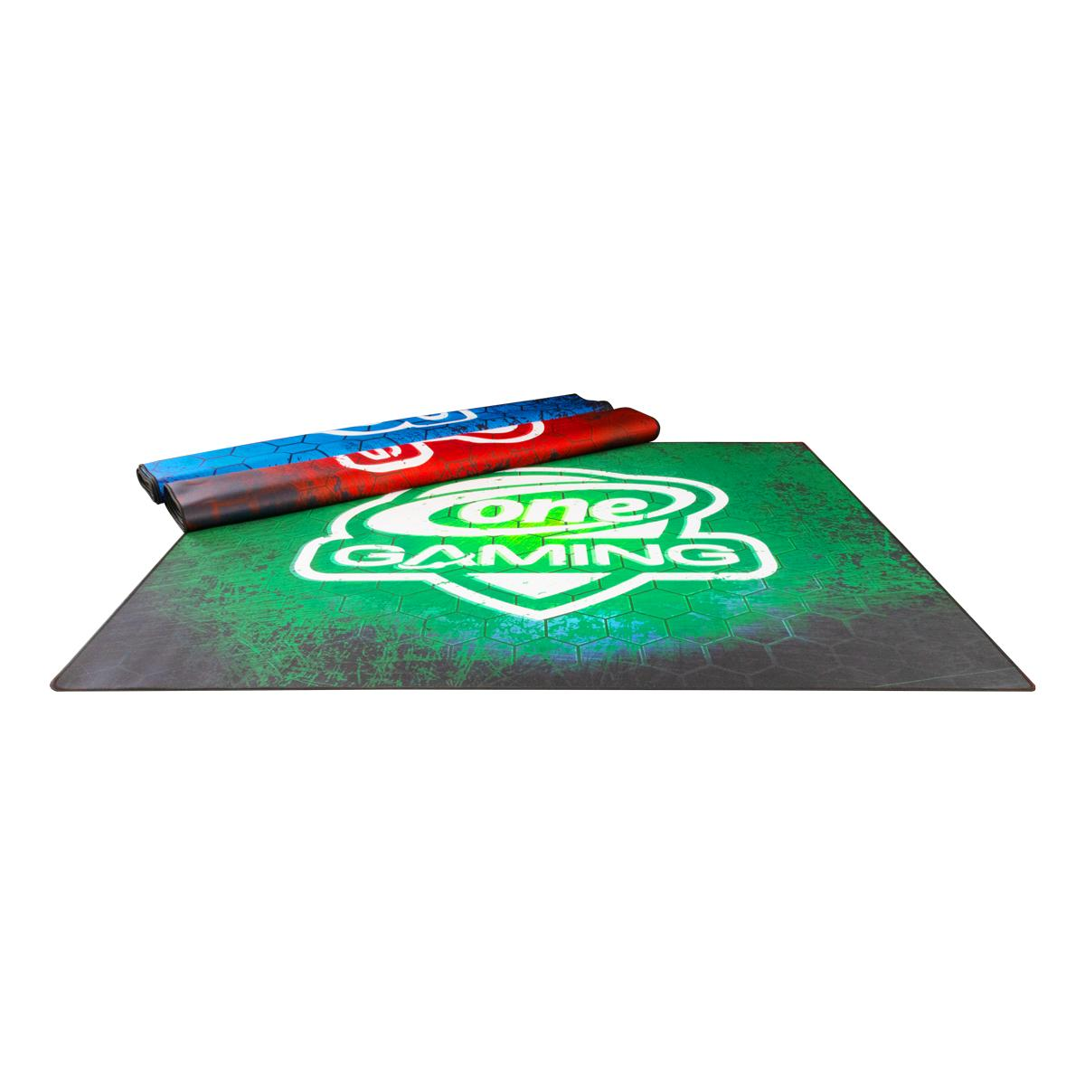 Gaming-Matte mit grüner Oberfläche, 'one gaming' Logo und zwei aufgerollten Accessoires in Rot und Blau.