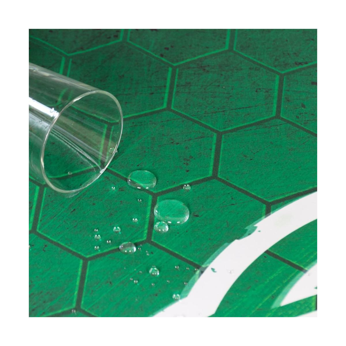 Klares Glas mit Wassertropfen auf einer grünen sechseckigen Oberfläche. Das 'one gaming' Logo ist teilweise sichtbar.