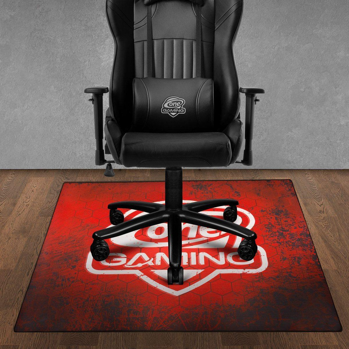 Ein Gaming-Stuhl mit einem rot-weißen Logo auf einer roten Gaming-Matte auf einem Holzboden.