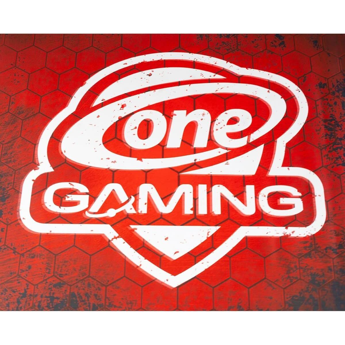 Nahaufnahme eines roten Gaming-Mauspads mit weißem 'one GAMING'-Logo und sechseckigem Hintergrund.