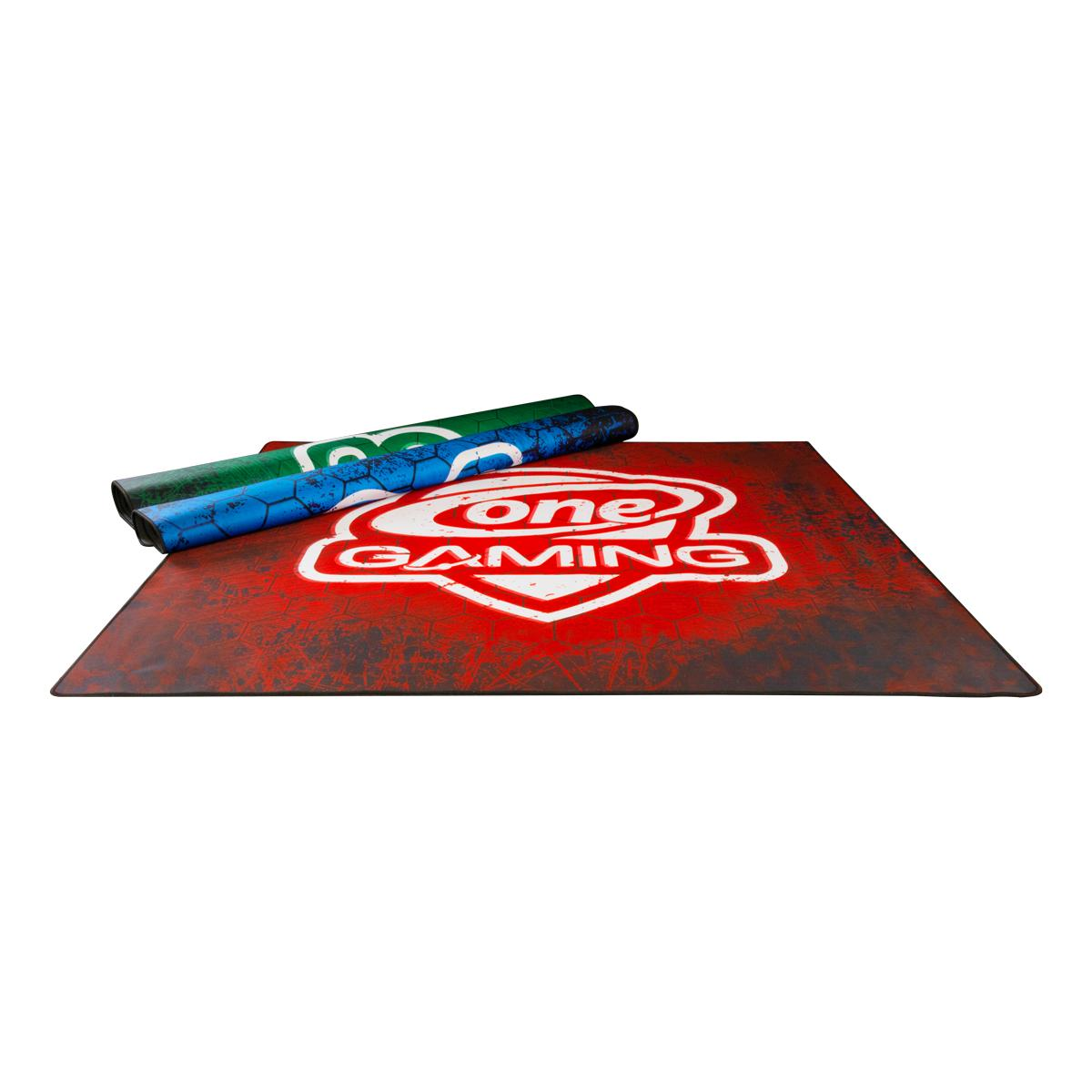 Eine rote Gaming-Matte mit Logo und zwei aufgerollten blauen und grünen Matten obenauf.