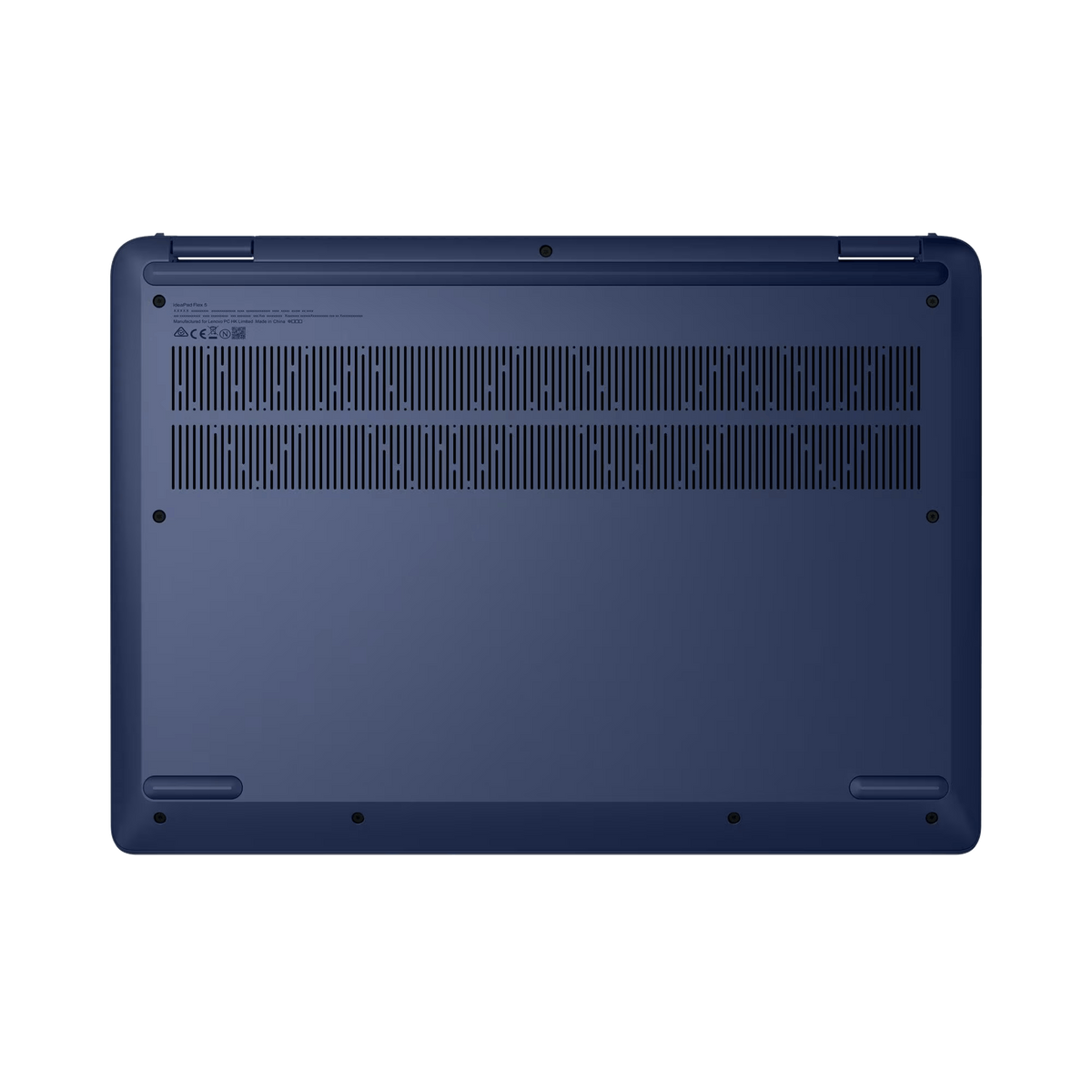 Parte inferiore di un laptop blu, che mostra le griglie di ventilazione, i piedini in gomma e le informazioni del modello.