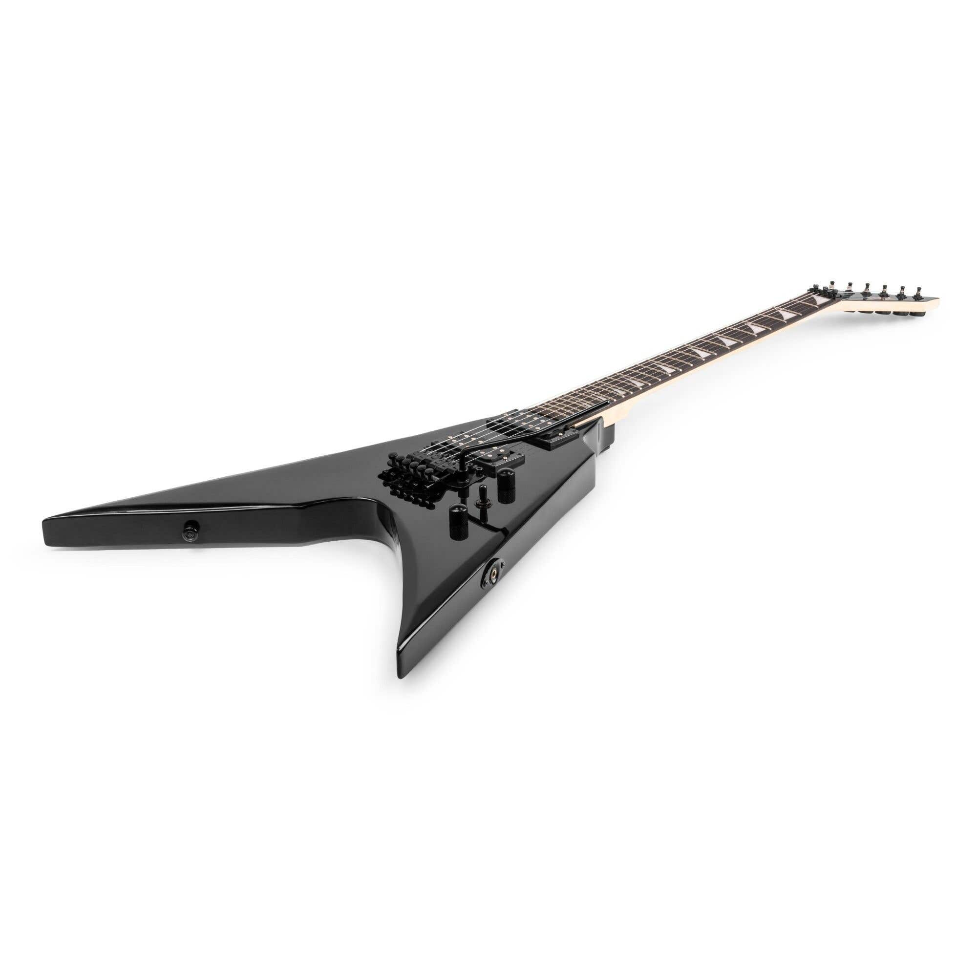 Una guitarra eléctrica negra, cuerpo en forma de V, vista en ángulo, fondo blanco.
