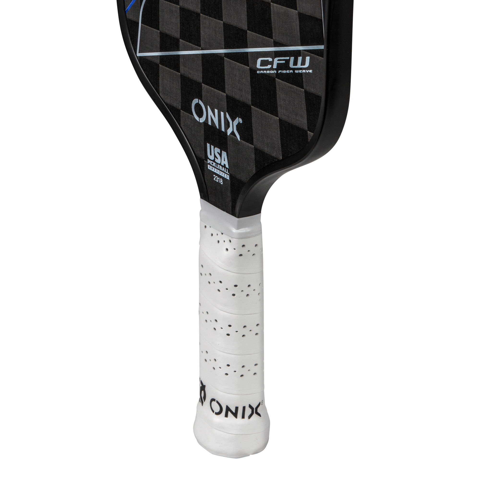 Nahaufnahme eines Pickleball-Schlägers. Schwarz-graues Karodesign, weißer Griff mit der Marke ONIX.