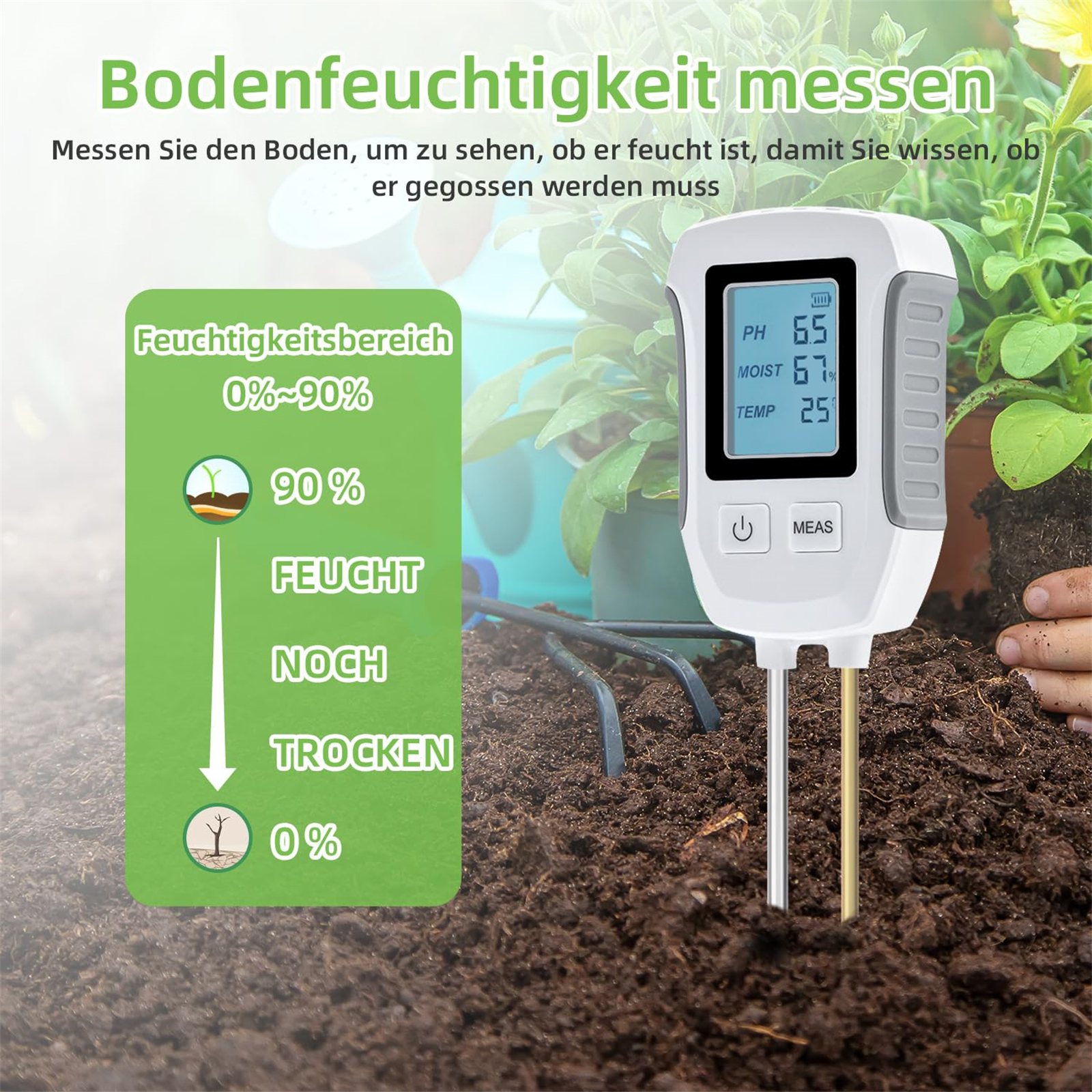 Ein Bodenmessgerät zeigt den Feuchtigkeitsgehalt an. Der Hintergrund zeigt Erde und Pflanzen.