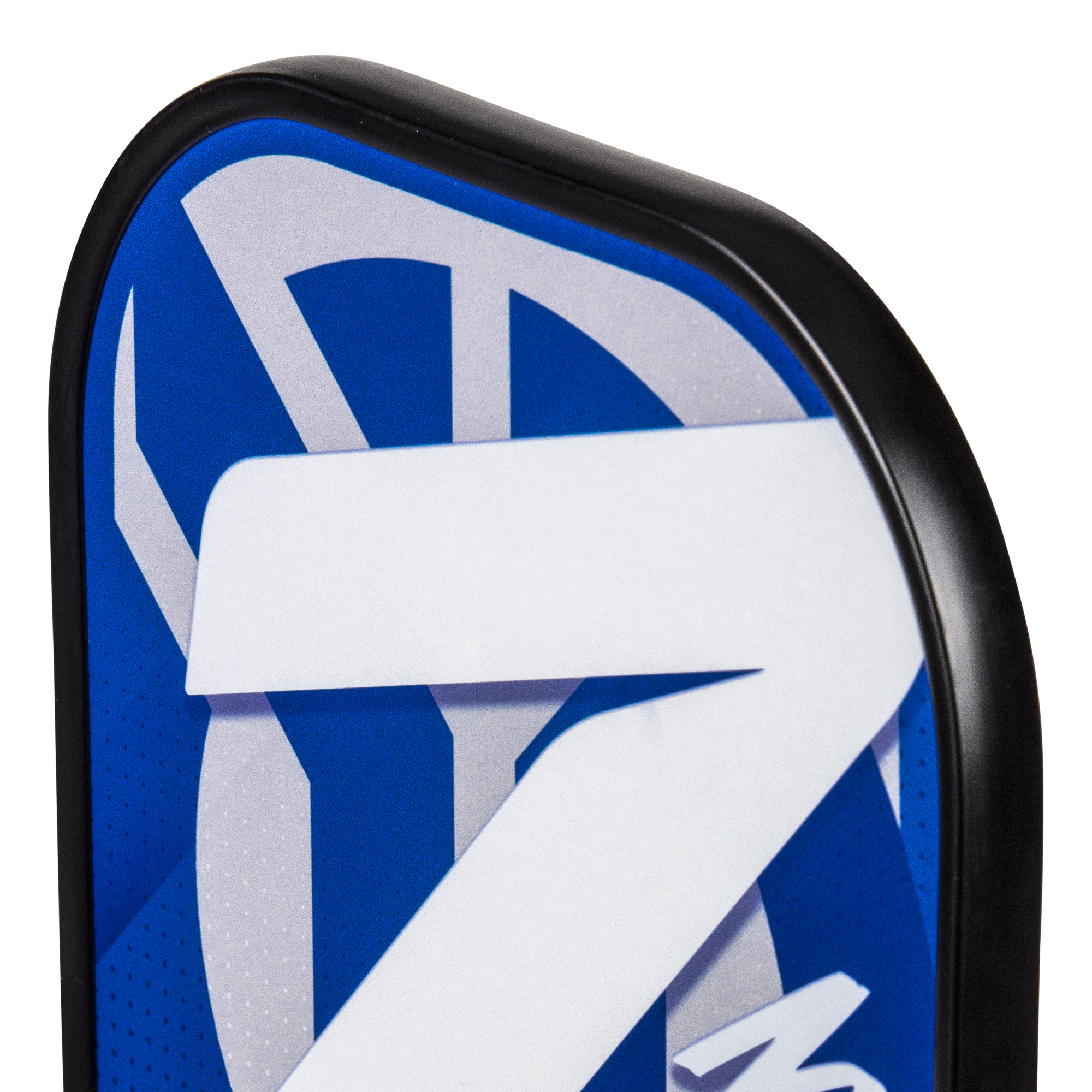 Nahaufnahme der Oberfläche eines Pickleball-Schlägers mit blauem und weißem Design.