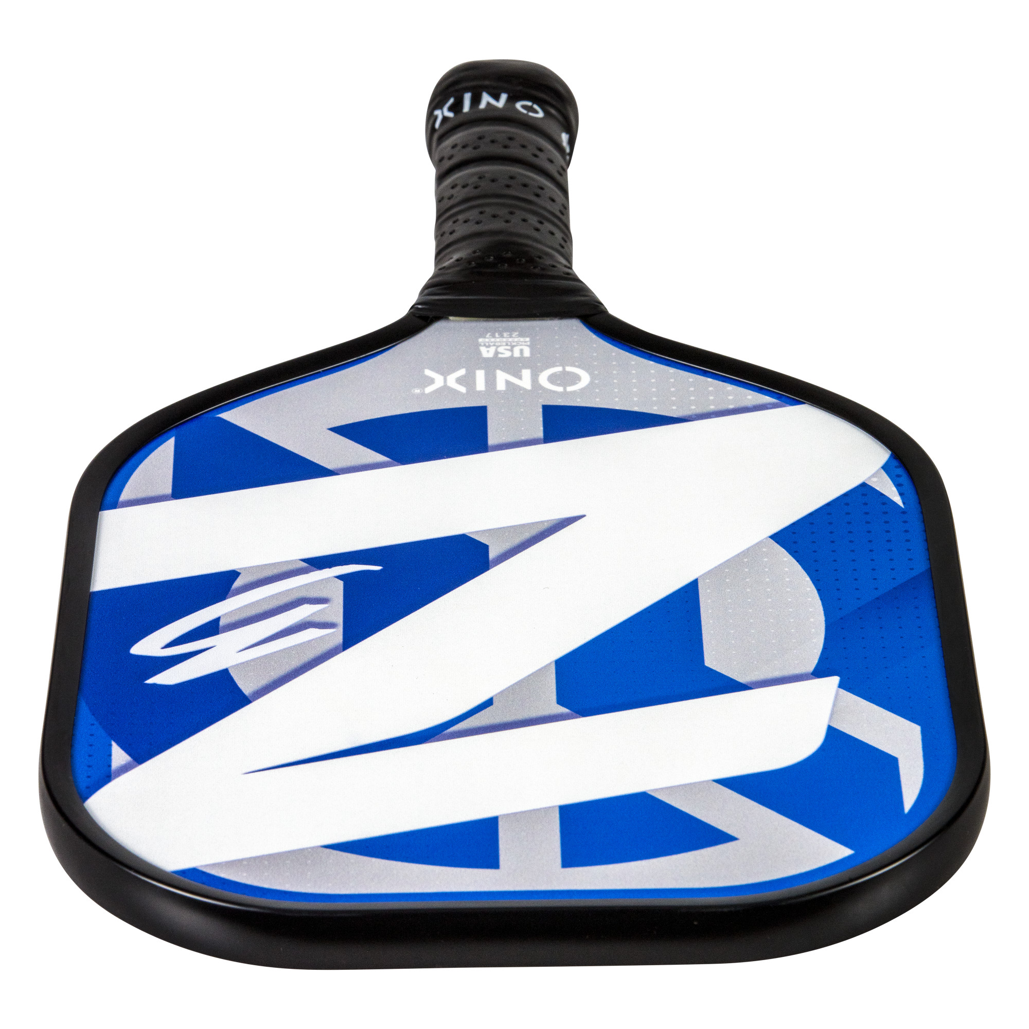 Pickleball-Schläger mit schwarzem Griff und blauer Oberfläche mit weißem Design. Der Schläger hat eine schwarze Kante.