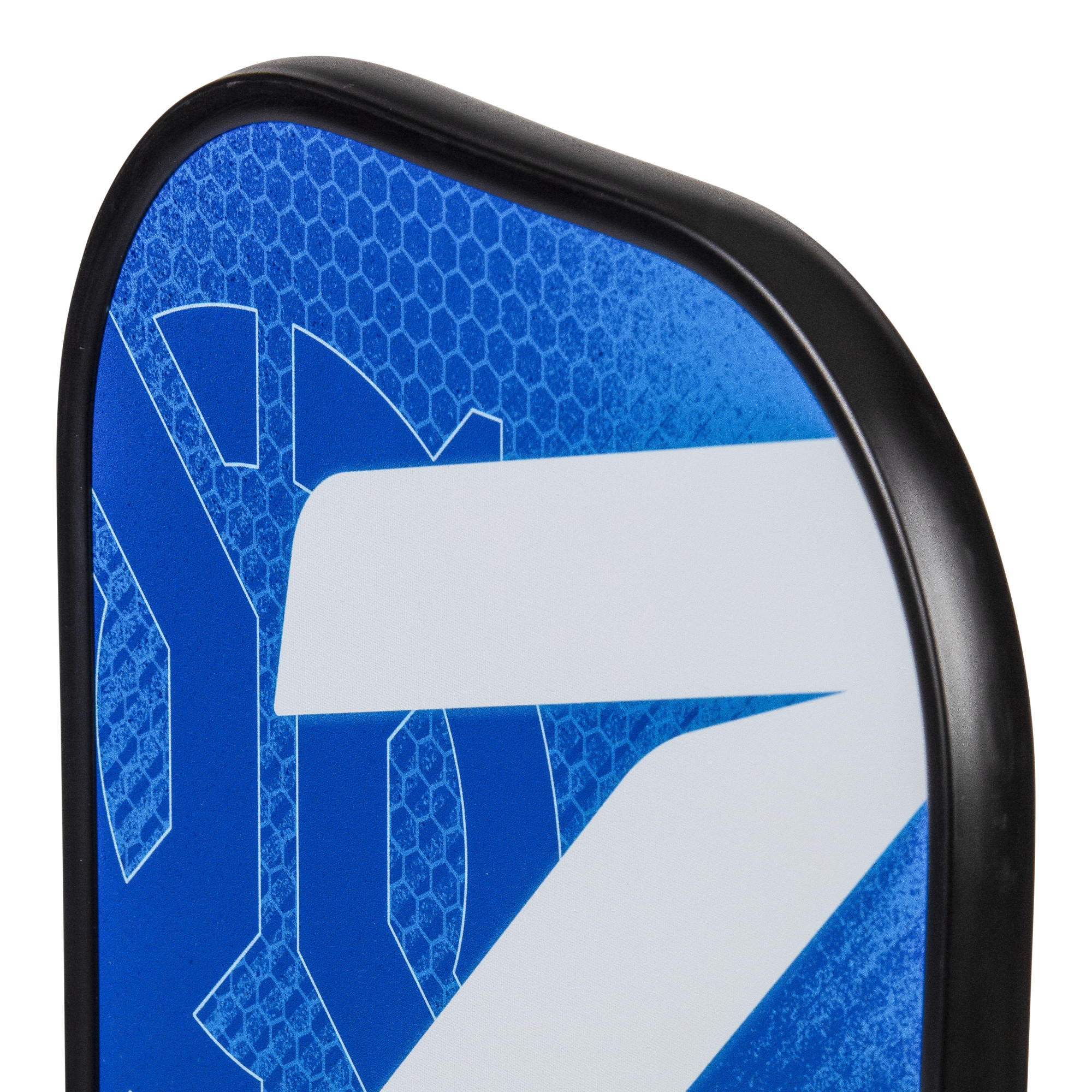 Nahaufnahme eines blauen Pickleball-Schlägers. Weißes Z-Design auf blauem Wabenmuster, schwarzer Rand.