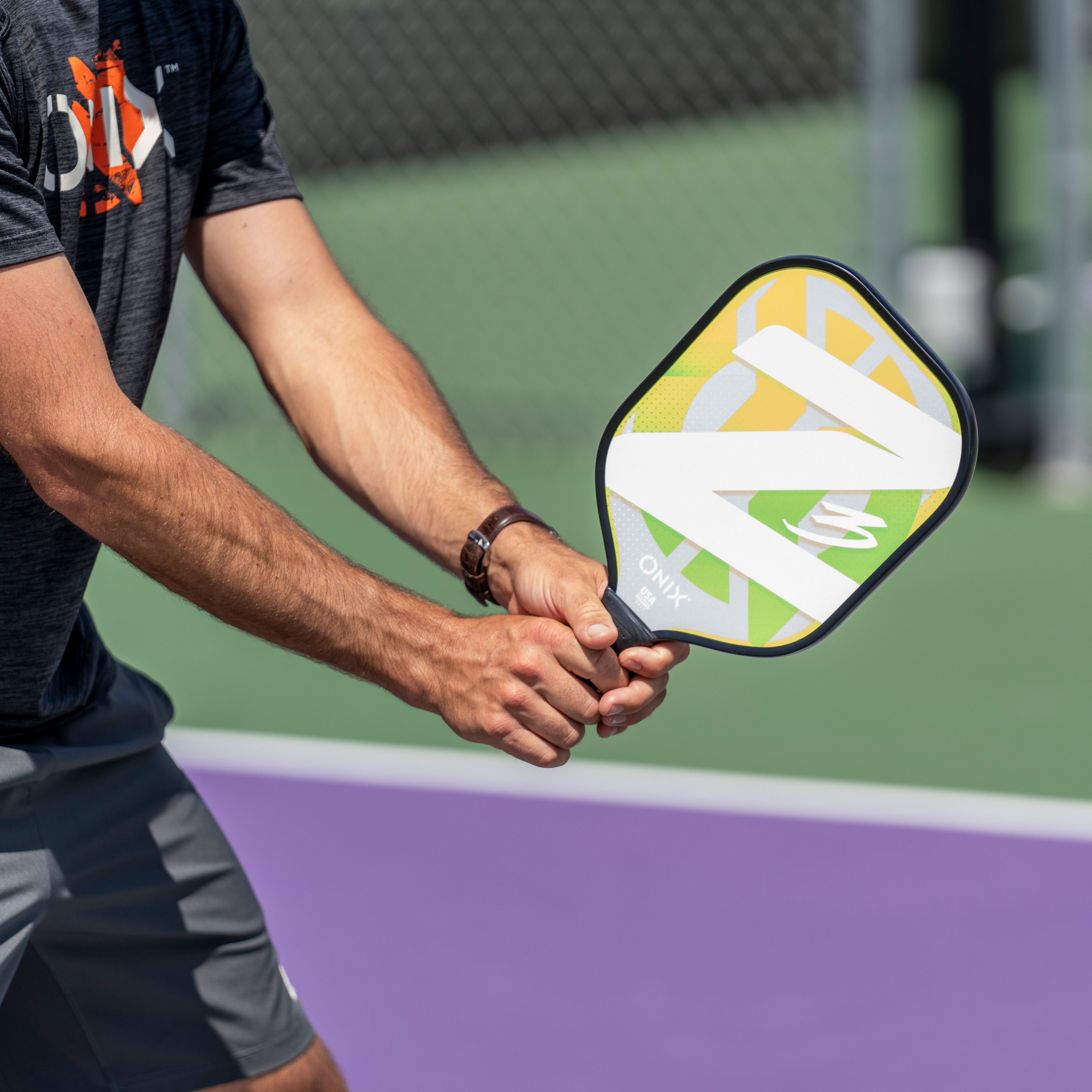 Nahaufnahme eines Pickleball-Schlägergriffs. Schwarzer Griff und ONIX-Logo sind sichtbar.