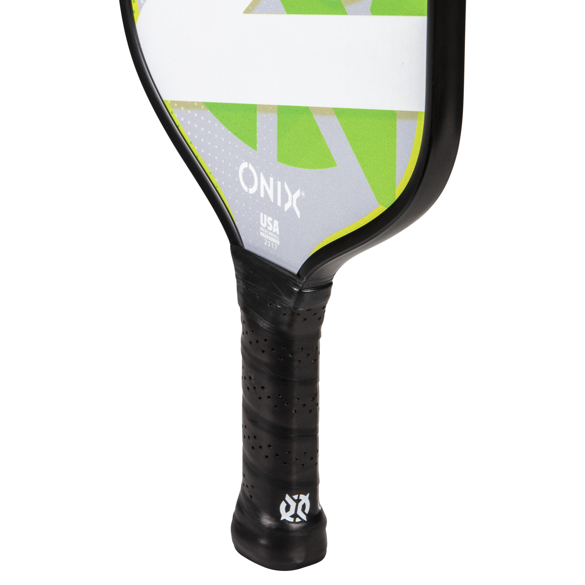 Nahaufnahme des Griffs eines Pickleball-Schlägers. Schwarzer Griff mit weißem Logo.