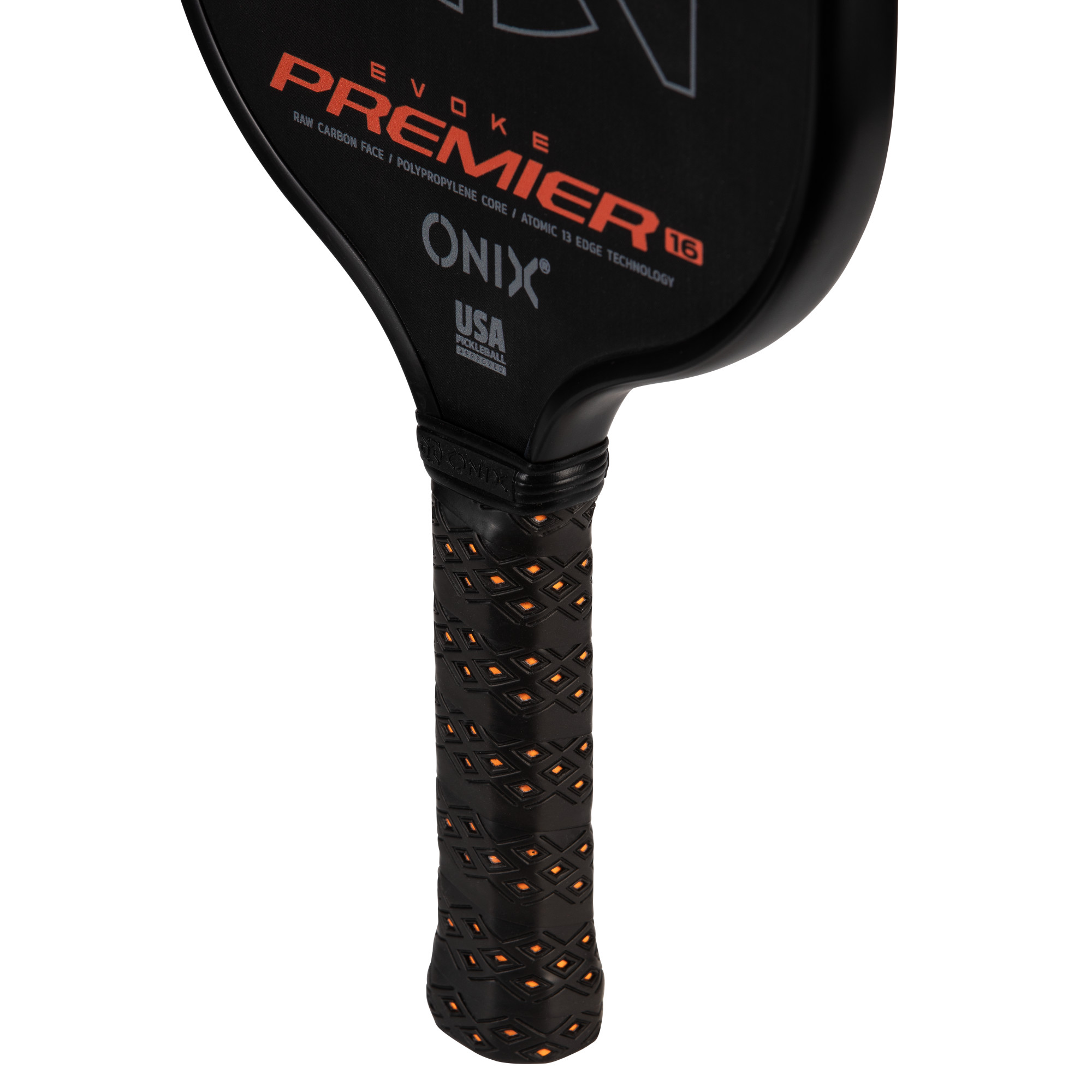 Schwarzer Pickleball-Schläger mit orangefarbenem Griff. Der Schläger hat Text, der 'EVOKE PREMIER 16' lautet.