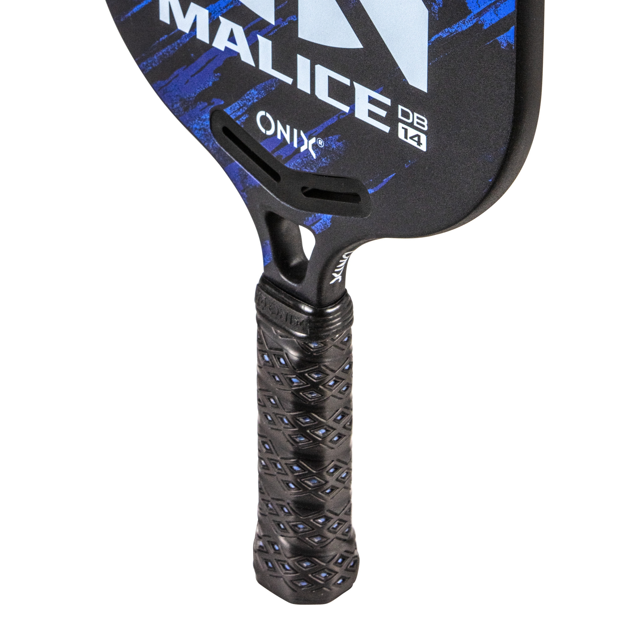 Nahaufnahme eines schwarzen Pickleball-Schlägergriffs mit strukturierter Oberfläche. Schläger hat schwarz-blaue Akzente.