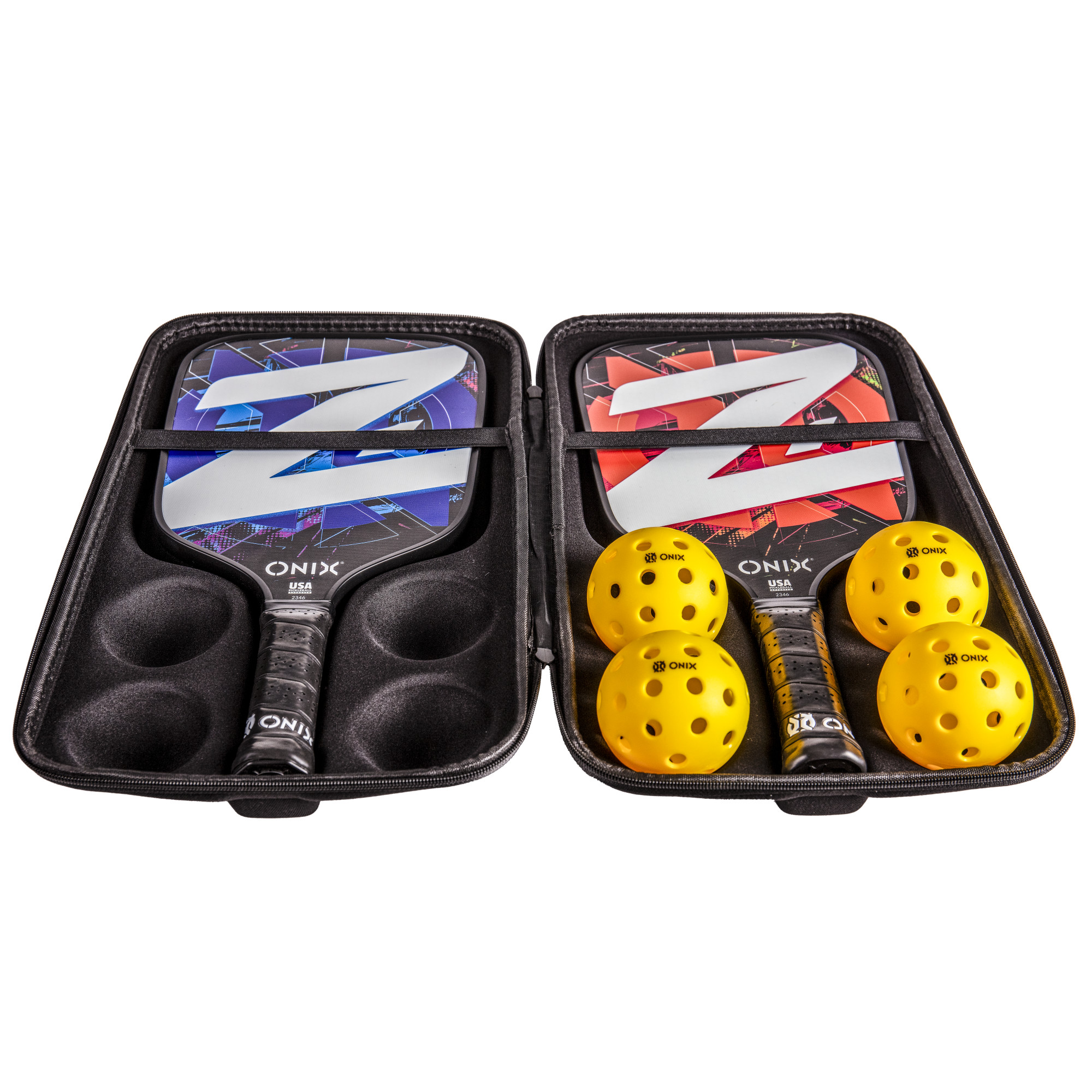 Due custodie per pickleball con racchette e palline. Una custodia blu e nera, l'altra rossa e nera, e palline gialle.