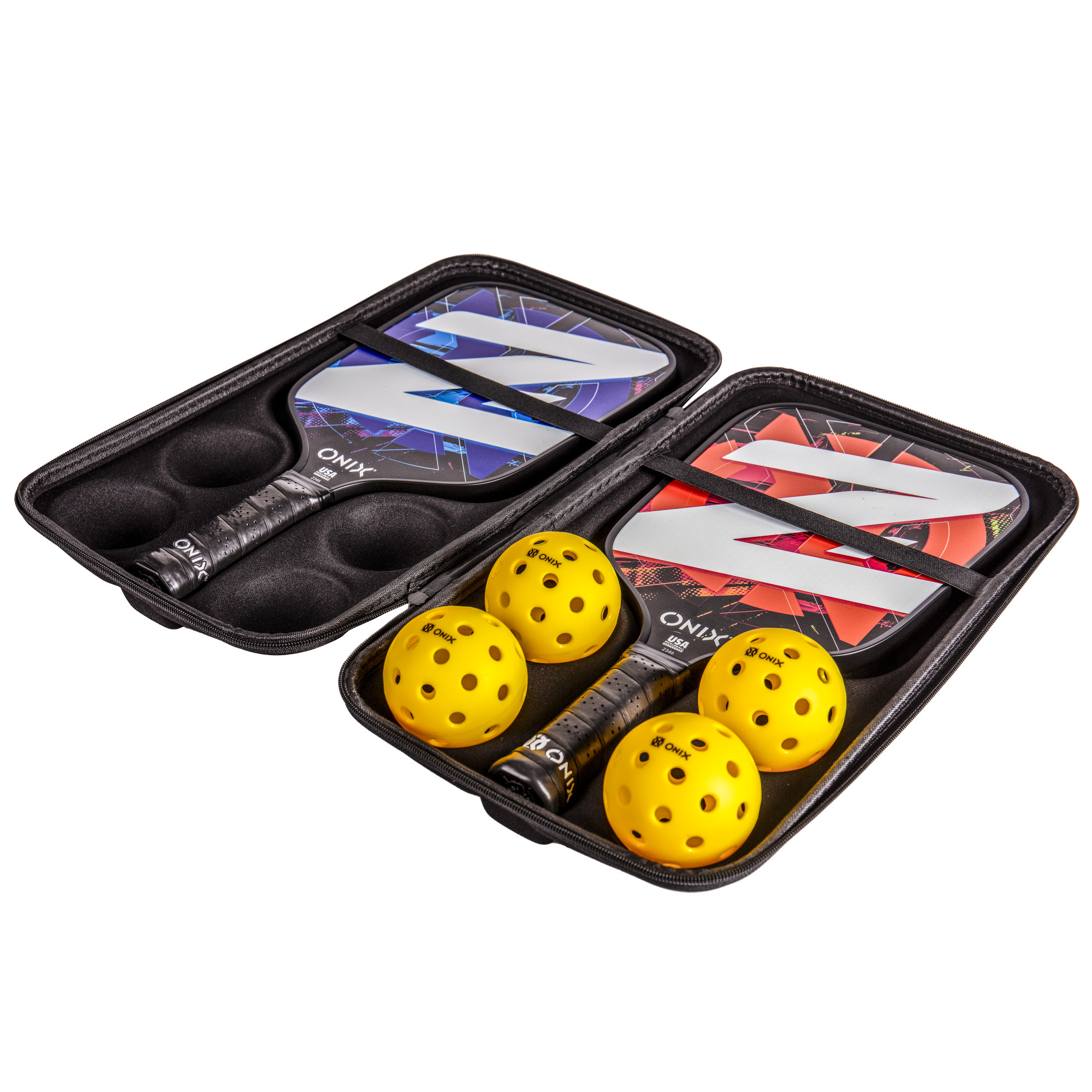 Due custodie per pickleball con racchette e palline. Una blu e nera, l'altra rossa e nera, e palline gialle.