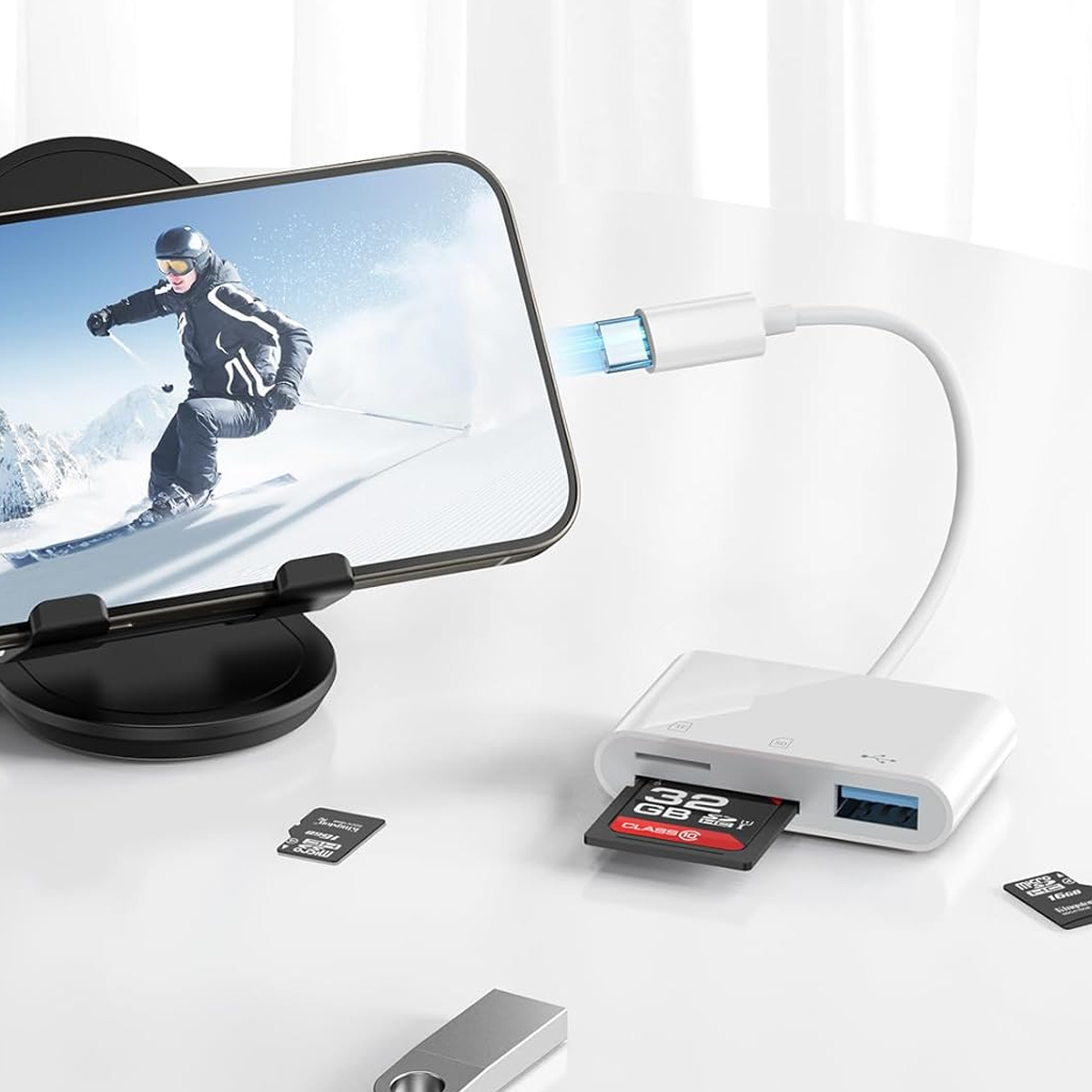 Ein Telefon mit Bildschirm, der einen Skifahrer zeigt, ist mit einem weißen Adapter mit eingesetzter Speicherkarte verbunden.