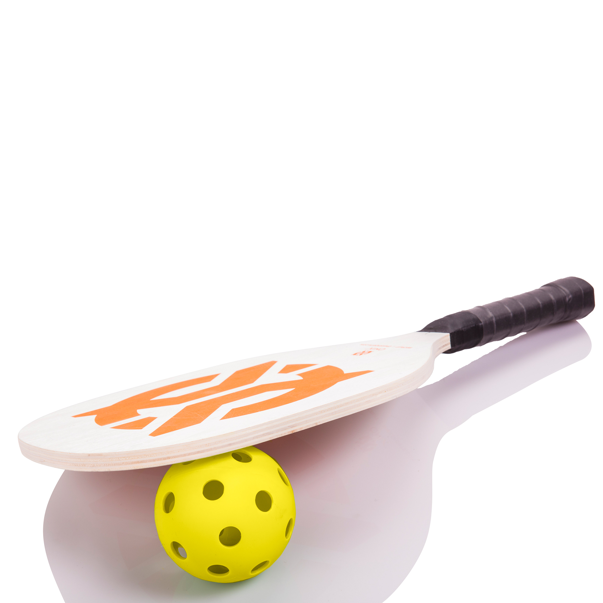 Una racchetta da pickleball e una palla. La racchetta è in legno chiaro con un design arancione. La palla è gialla.