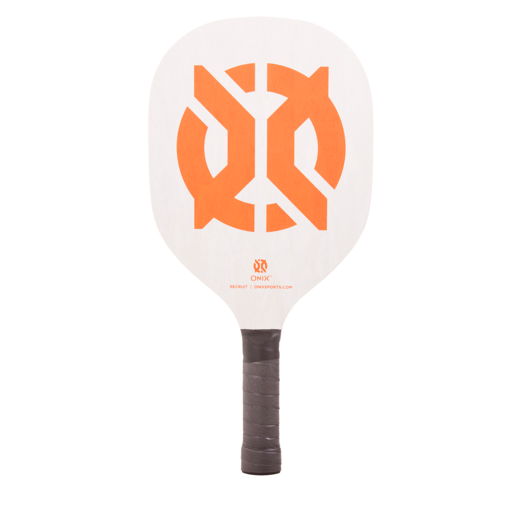 Racchetta da pickleball bianca con logo arancione e impugnatura nera, su sfondo bianco.