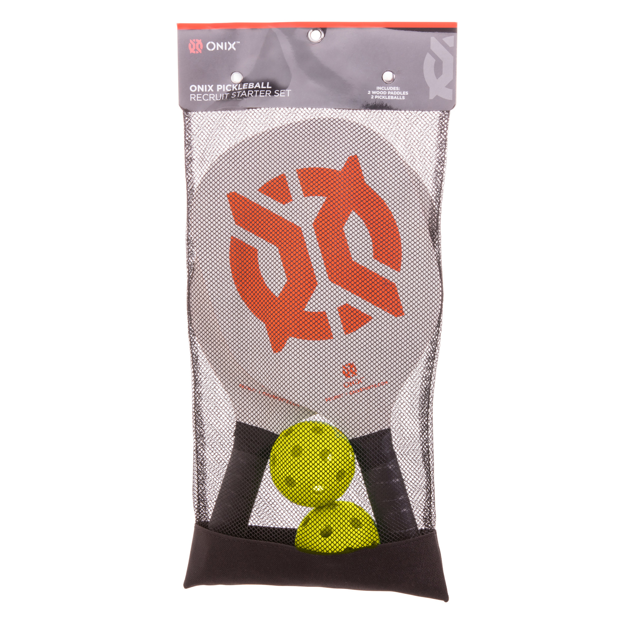 Set di partenza pickleball in una borsa a rete, con racchette e palline, su sfondo bianco.