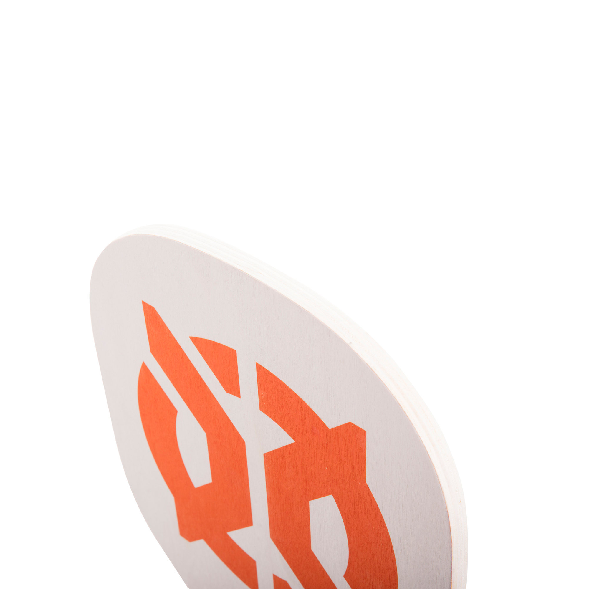 Primo piano di una racchetta da pickleball bianca con logo arancione su sfondo bianco.