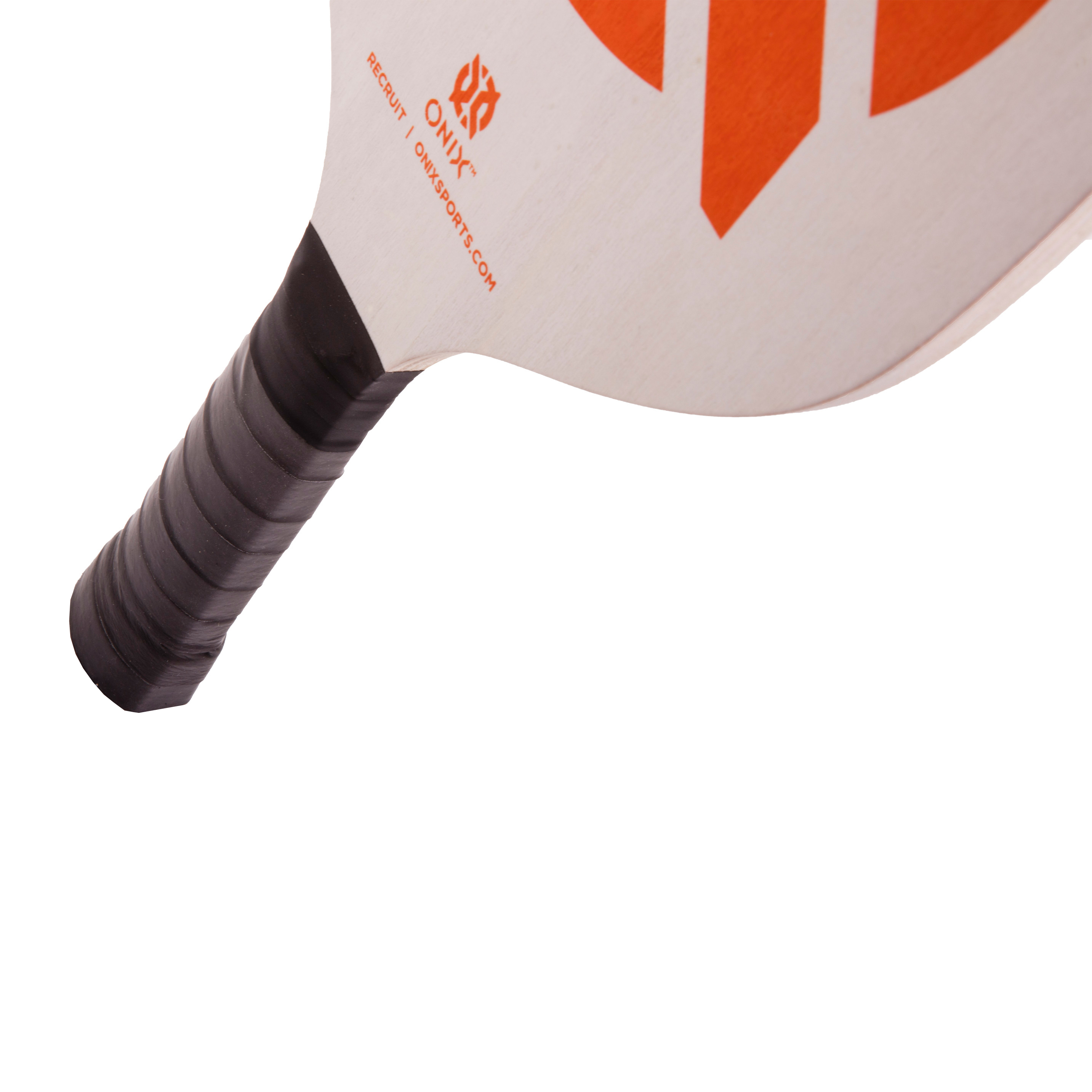 Primo piano dell'impugnatura di una racchetta da pickleball e del logo ONIX. L'impugnatura ha un'impugnatura nera.